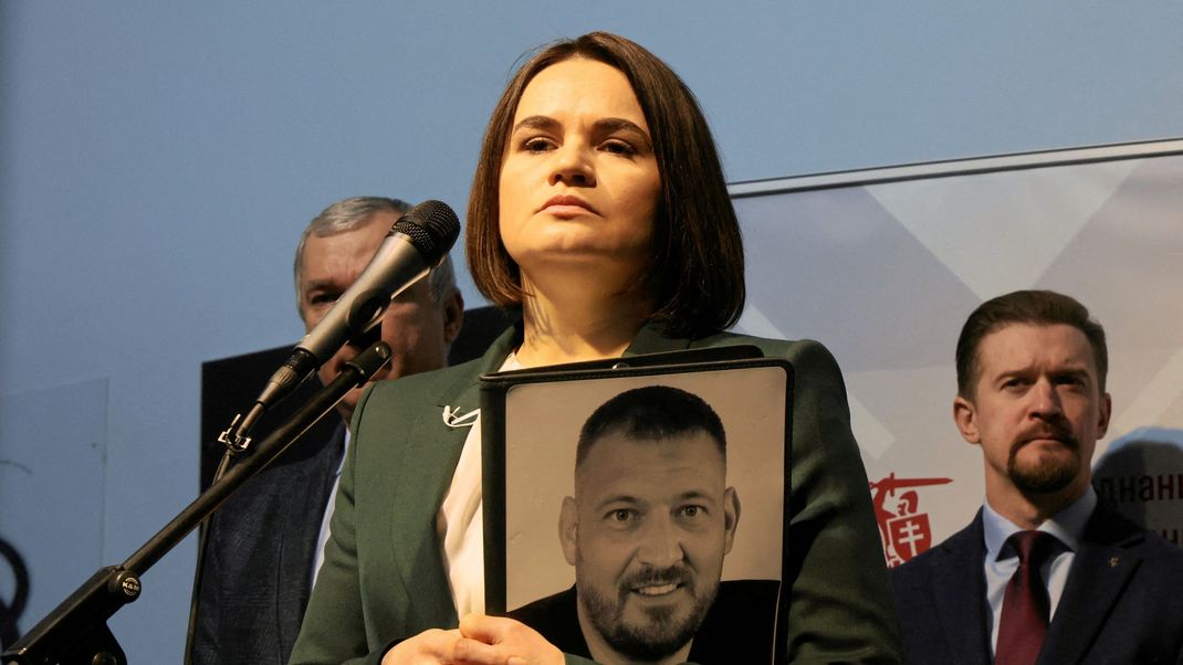 Die im Exil lebende weißrussische Oppositionsführerin Swetlana Tichanowskaja spricht während einer Pressekonferenz in Warschau.