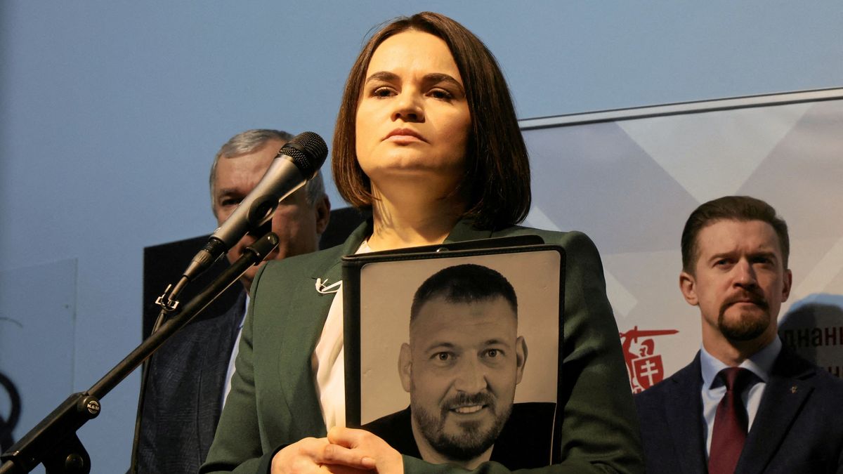 Die im Exil lebende weißrussische Oppositionsführerin Swetlana Tichanowskaja spricht während einer Pressekonferenz in Warschau.