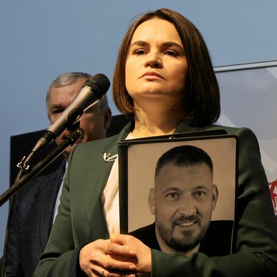 Die im Exil lebende weißrussische Oppositionsführerin Swetlana Tichanowskaja spricht während einer Pressekonferenz in Warschau.