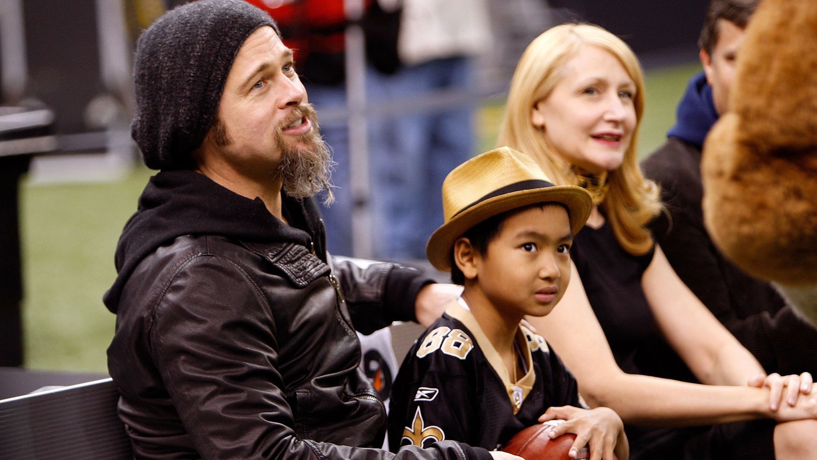 <strong>Brad Pitt (New Orleans Saints)</strong><br>
                Brad Pitt fiebert mit den New Orleans Saints mit, wie kaum ein anderer. Er ist eng befreundet mit dem langjährigen Ex-Quarterback Drew Brees, der für ihn einer der besten Spielmacher der Geschichte ist.
