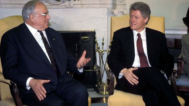
                <strong>Helmut Kohl und Bill Clinton</strong><br>
                Helmut Kohl ist noch Bundeskanzler und Bill Clinton amerikanischer Präsident. An den Euro denkt noch kaum ein Mensch und selbst die Postleitzahlen sind noch vierstellig.
              