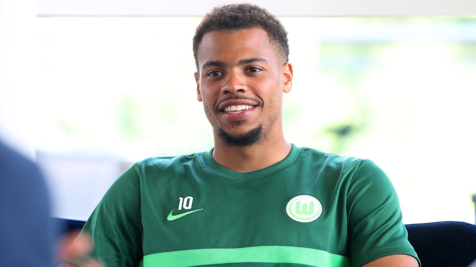 
                <strong>VfL Wolfsburg</strong><br>
                Zugänge: Lukas Nmecha und Felix Nmecha (beide Manchester City), Sebastiaan Bornauw (1. FC Köln), Maximilian Philipp (Dinamo Moskau, nach Leihe), William (FC Schalke 04, Leih-Ende), Aster Vranckx (KV Mechelen), Omar Marmoush (FC St. Pauli, Leih-Ende)Abgänge: Jeffrey Bruma (Kasimpasa), Felix Klaus (Fortuna Düsseldorf), Tim Siersleben (1. FC Heidenheim, Leihe), Lino Kasten (SKN St. Pölten, Leihe), Elvis Rexhbecaj (VfL Bochum, Leihe)Voraussichtliche Aufstellung am 1. Spieltag: Casteels - Mbabu, Lacroix, Brooks, Roussillon - Schlager, Arnold - Philipp - Baku, Steffen - Weghorst
              