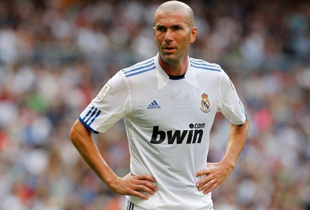 
                <strong>Mittelfeld: Zinedine Zidane</strong><br>
                "Der eine Spieler meiner Generation, mit dem ich gerne gespielt hätte", sagt der 75-fache Nationalspieler Portugals. Doch Zinedine Zidane stand für den Konkurrenten Real Madrid auf dem Rasen. Dennoch: "Alles in allem ein fantastischer Spieler."
              