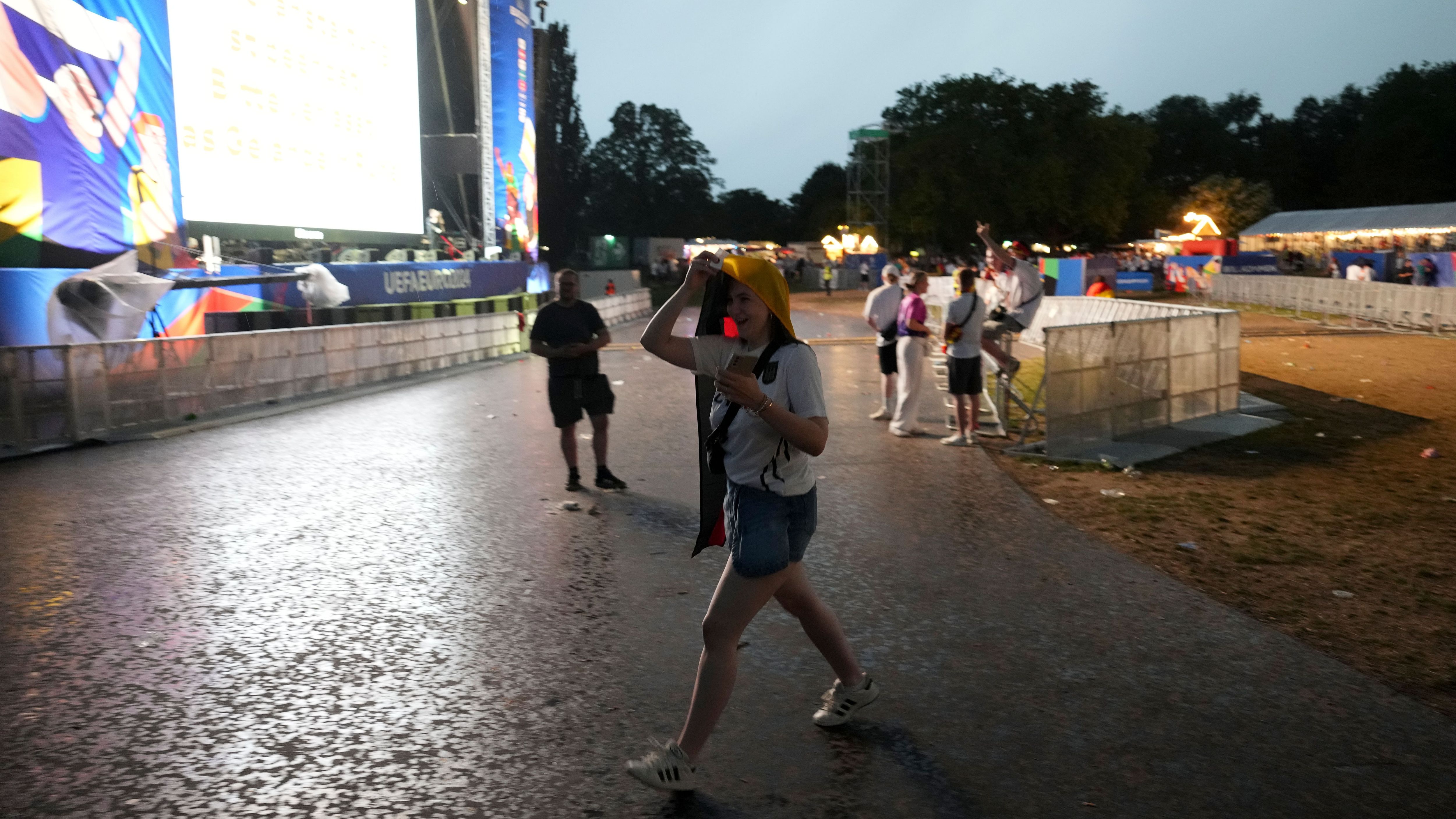 <strong>Fanzone in Dortmund musste geräumt werden</strong><br>Auch außerhalb des Stadions hatte der starke Regen Konsequenzen für die Fans. So musste die Fanzone in Dortmund geräumt werden.