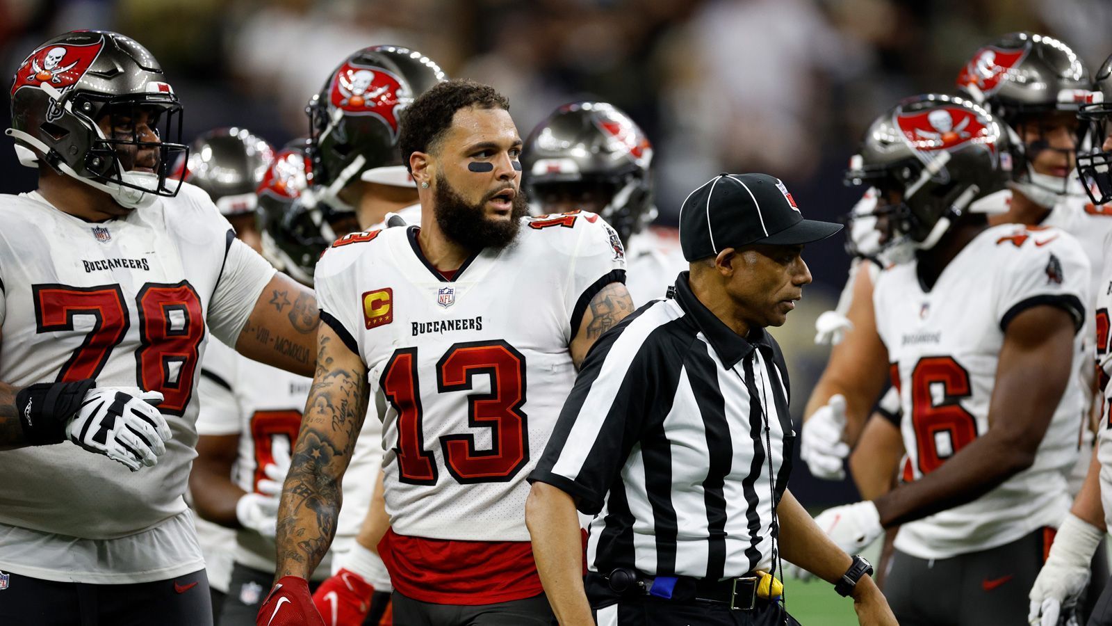 
                <strong>Mike Evans und Marshon Lattimore: Chronik einer tiefen Abneigung</strong><br>
                "Es wird immer heiß, wenn es gegen New Orleans geht", sagte Evans nach dem Spiel. Er und Lattimore wurden vom Platz geworfen, aber nur Evans wurde für ein Spiel gesperrt. Die Strafen, die der 29-Jährige insgesamt für seine Auseinandersetzungen mit Lattimore und den Saints zahlen musste, summieren sich mittlerweile auf 40.588 Dollar.
              