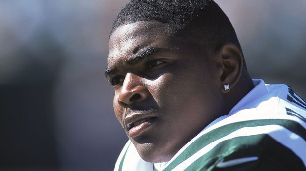 
                <strong>Wide Receiver: Keyshawn Johnson</strong><br>
                Wide Receiver: 6 Mal. Bereits 20 Jahre liegt es zurück, dass ein Wide Receiver an Nummer 1 ausgewählt wird: 1995 ist es Keyshawn Johnson, den die New York Jets unbedingt haben wollen. Seit 1970 sind es insgesamt sogar nur zwei. Neben Johnson noch Irving Fryar 1984, der von den New England Patriots gepickt wird.
              