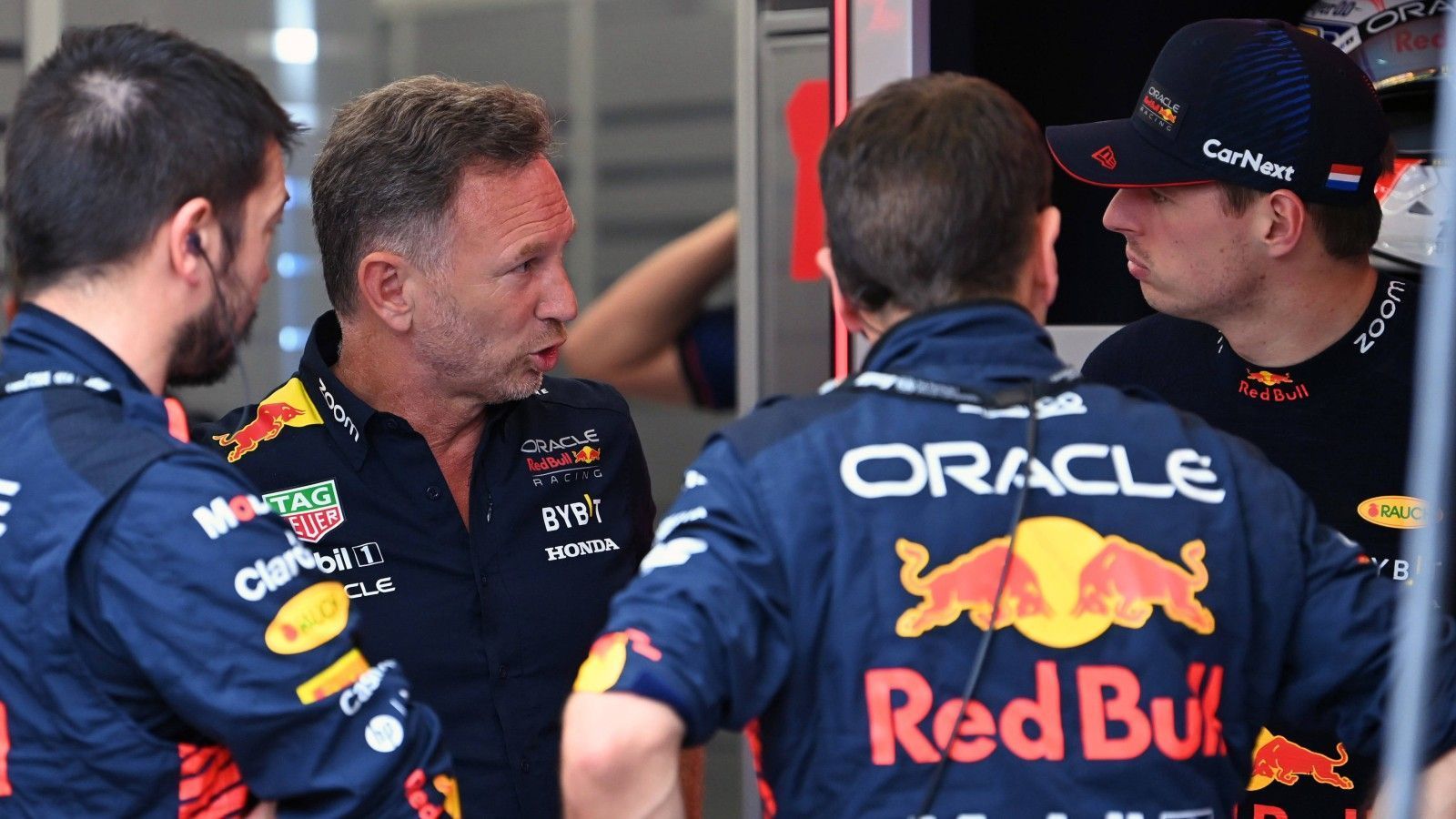 
                <strong>Verlierer: Red Bull</strong><br>
                Der zweite Doppelsieg in Folge, eine bärenstarke Aufholjagd von Max Verstappen, maximale Punkteausbeute für Team und Fahrer, glasklare Führung in beiden WM-Wertungen. Man sollte meinen, bei Red Bull wäre alles in bester Ordnung. Das stimmt aber nicht ganz. Der Saudi-GP offenbart, dass das Verhältnis zwischen dem Doppel-Weltmeister und Teamkollege Sergio Perez durchaus Risse bekommen hat. Dass Verstappen sich kurz vor Schluss noch die schnellste Rennrunde schnappt, stand so nicht im Drehbuch - und sorgt beim Mexikaner für ordentlich Ärger. "Ich habe andere Infos bekommen", ärgert sich der Rennsieger. Die Zeiten, in denen sich Perez ausschließlich als freundlicher Helfer präsentierte, scheinen vorbei.
              