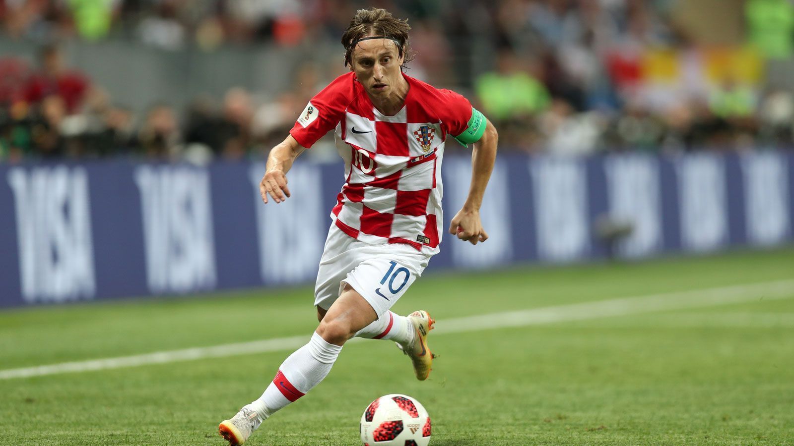 
                <strong>Golden Ball: Luka Modric (Kroatien)</strong><br>
                Der Kapitän des Vizeweltmeisters wird zum besten Spieler des Turniers erkoren. Damit ist er in bester Gesellschaft: 2014 gewann Lionel Messi diese Trophäe, 2006 durfte sich Zinedine Zidane damit trösten, vier Jahre zuvor Oliver Kahn und 1998 Ronaldo. Dass diese Auszeichnung an einen Weltmeister ging, gab es zuletzt vor 24 Jahren: Damals räumte Romario das gute Stück ab.
              