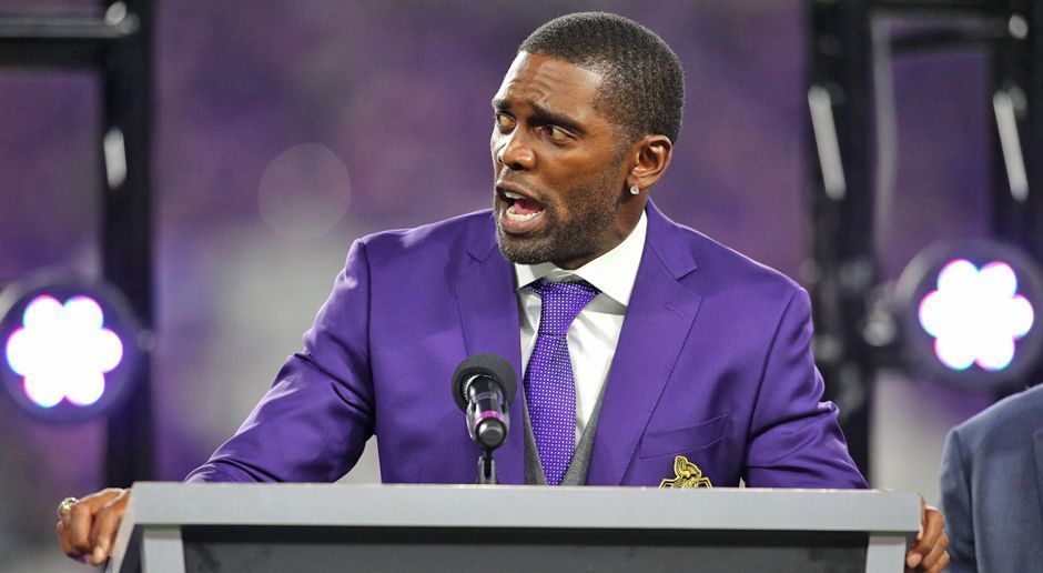 
                <strong>Randy Moss</strong><br>
                Randy Moss gehört zu den besten Wide Receivern, die jemals diesen Sport ausgeübt haben. Seine Statistik nach 14 Jahren NFL: 156 Touchdowns, 982 gefangene Bälle für 15.292 Yards. Durch seine einmalige Kombination aus Athletik, Fangsicherheit und Spielintelligenz bekam Moss den Spitznamen "The Freak". Er galt zu seiner Zeit als Gegenstück zu Michael Jordan in der NBA. Nur eine Sache fehlt ihm: der Super-Bowl-Ring.
              