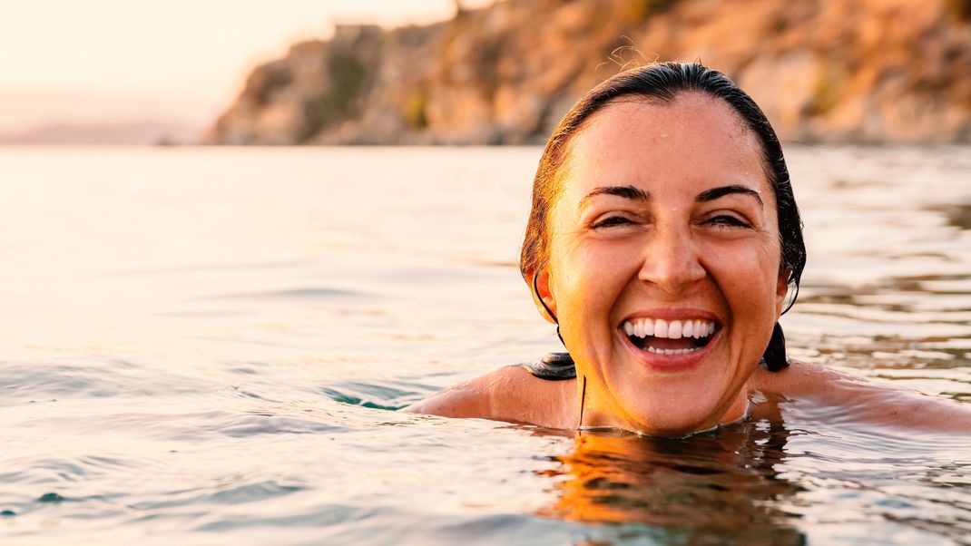 Die Kombi Salzwasser und intensive Sonne im Süden kann eine echte Herausforderung fürs Haar sein. Wir verraten, wie ihr Schäden vorbeugen könnt!