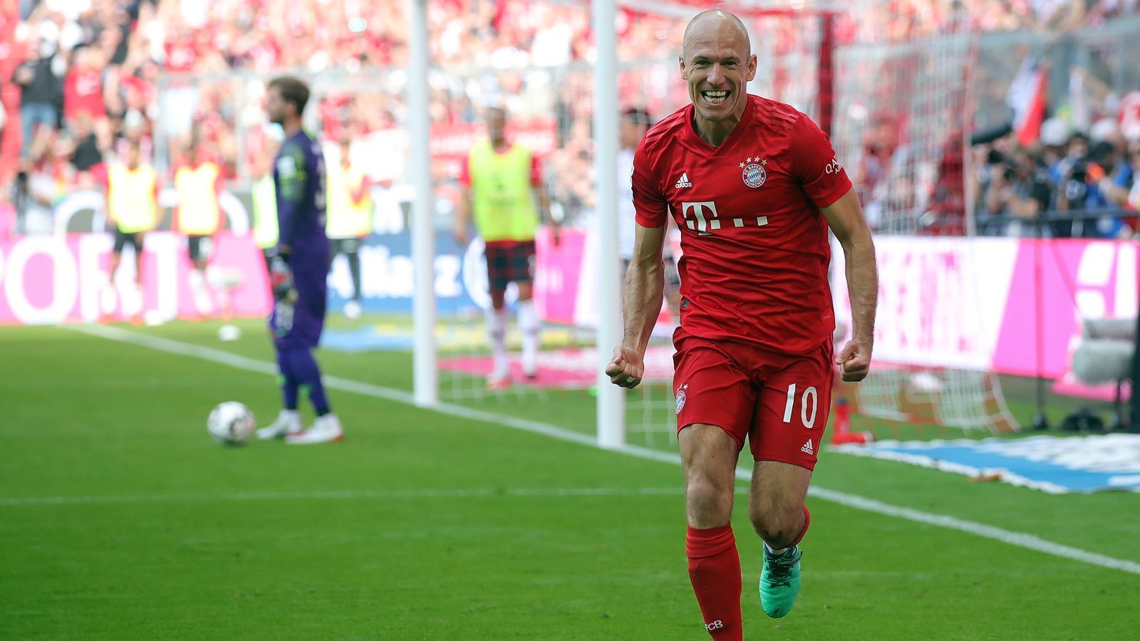 
                <strong>Arjen Robben</strong><br>
                Die mit Abstand meisten Spiele aller niederländischen Profis beim FC Bayern hat Arjen Robben für die Münchner bestritten. Der Flügelstürmer lief zwischen 2009 und 2019 in 309 Pflichtspielen für den FCB auf, erzielte dabei 144 Treffer. Robben, der 2009 von Real Madrid an die Säbener Straße wechselte, gewann mit den Münchnern unter anderem ein Mal die Champions League, acht Meistertitel und fünf DFB-Pokal-Titel. Nach seinem Bayern-Abschied ließ Robben die Karriere bis 2021 bei seinem Jugendklub FC Groningen ausklingen.
              