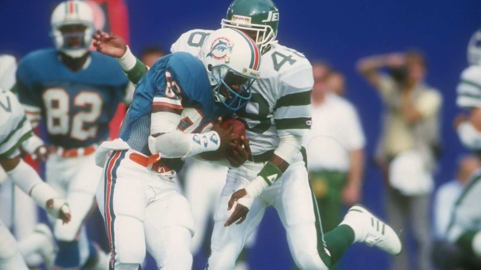 
                <strong>Platz 9 (geteilt): Miami Dolphins vs New York Jets 45:51 (OT)</strong><br>
                Mit 96 Punkten endet der Showdown 1986 in der AFC East zwischen den Dolphins und den Jets. Das Spiel geht in die Overtime, in der sich die Jets mit 51:45 durchsetzen. 31 Jahre später wiederholt sich das Ergebnis in einem anderen Duell ...
              