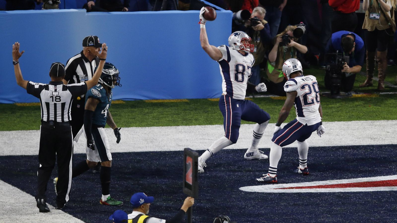 
                <strong>Meiste Yards und Touchdowns für Tight Ends in der Postseason</strong><br>
                In jeder einzelnen seiner elf Saisons in der NFL erreichte Rob Gronkowski die Playoffs. Beinahe schon logisch, dass er trotz vieler Verletzungen auch dort alle Rekorde für Tight Ends hält. Die meisten Spiele (22), die meisten Receiving Yards (1.389) sowie die meisten Touchdowns (15).
              