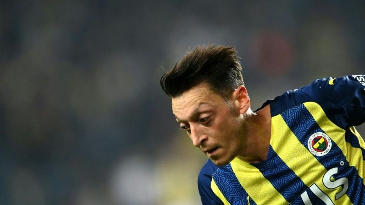 Mesut Özil von Fenerbahce Istanbul suspendiert