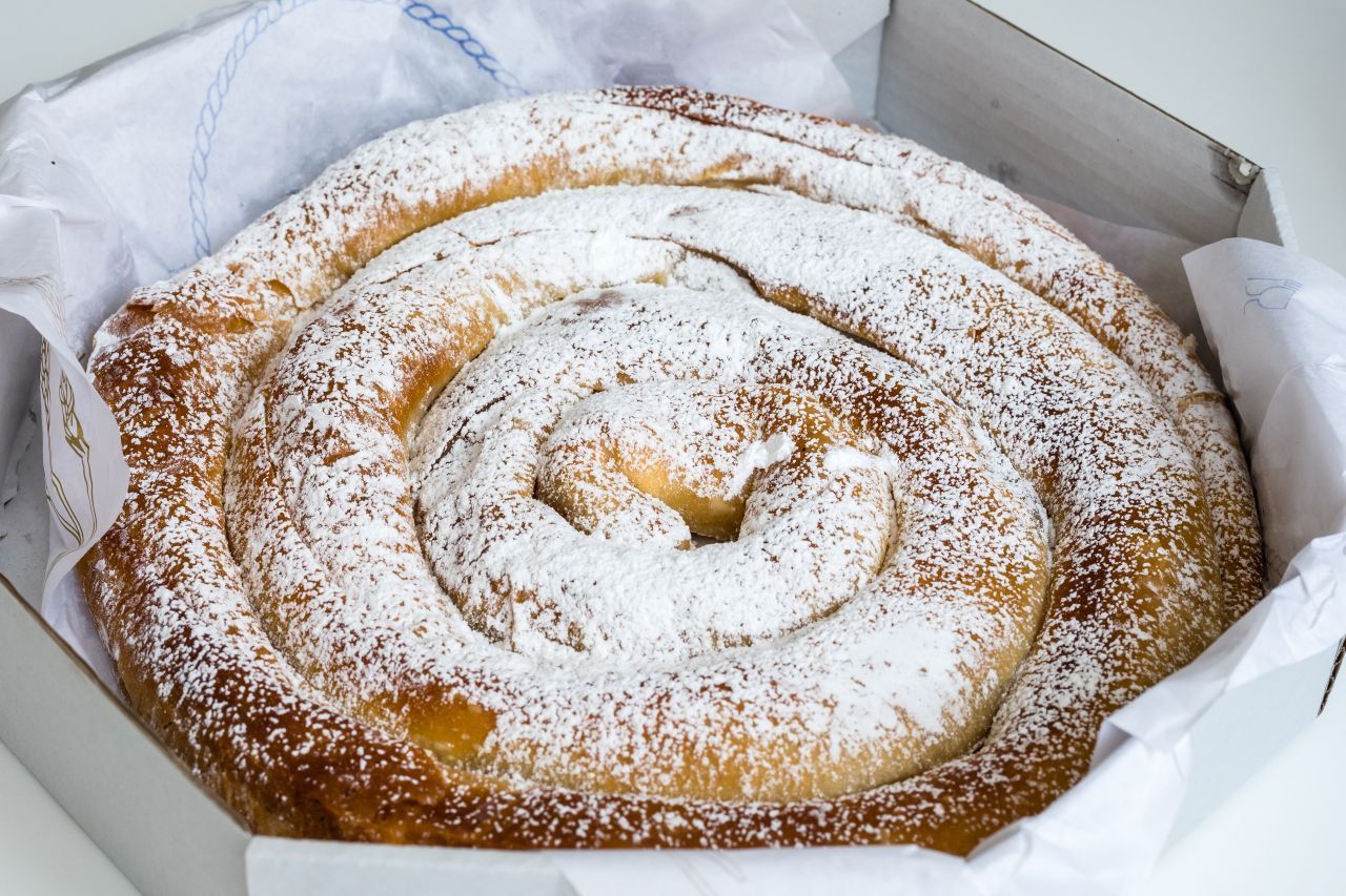 Ensaïmada: Das spiralförmige Schmalzgebäck gibt's hübsch verpackt in einem achteckigen Karton - pur oder mit einer Füllung aus Kürbis-Konfitüre.