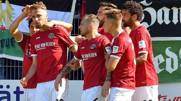 
                <strong>Deutschland: Hannover 96</strong><br>
                Wie für Stuttgart, so ist auch für den zweiten Absteiger der unfreiwillige Abstecher in die 2. Bundesliga nur von kurzer Dauer. Denn Hannover 96 steigt ebenfalls sofort wieder auf, wird mit 67 Punkten Zweiter. Mit Martin Harnik stellen die Niedersachsen passenderweise auch den zweitbesten Torschützen der Saison 2016/17 in der 2. Bundesliga. Der österreichische Nationalspieler ist 17 Mal erfolgreich. Wichtig ist während der Rückrunde auch der Trainerwechsel hin zu Andre Breitenreiter. Der frühere Schalke- und Paderborn-Coach führt 96 souverän zurück in die Bundesliga.
              