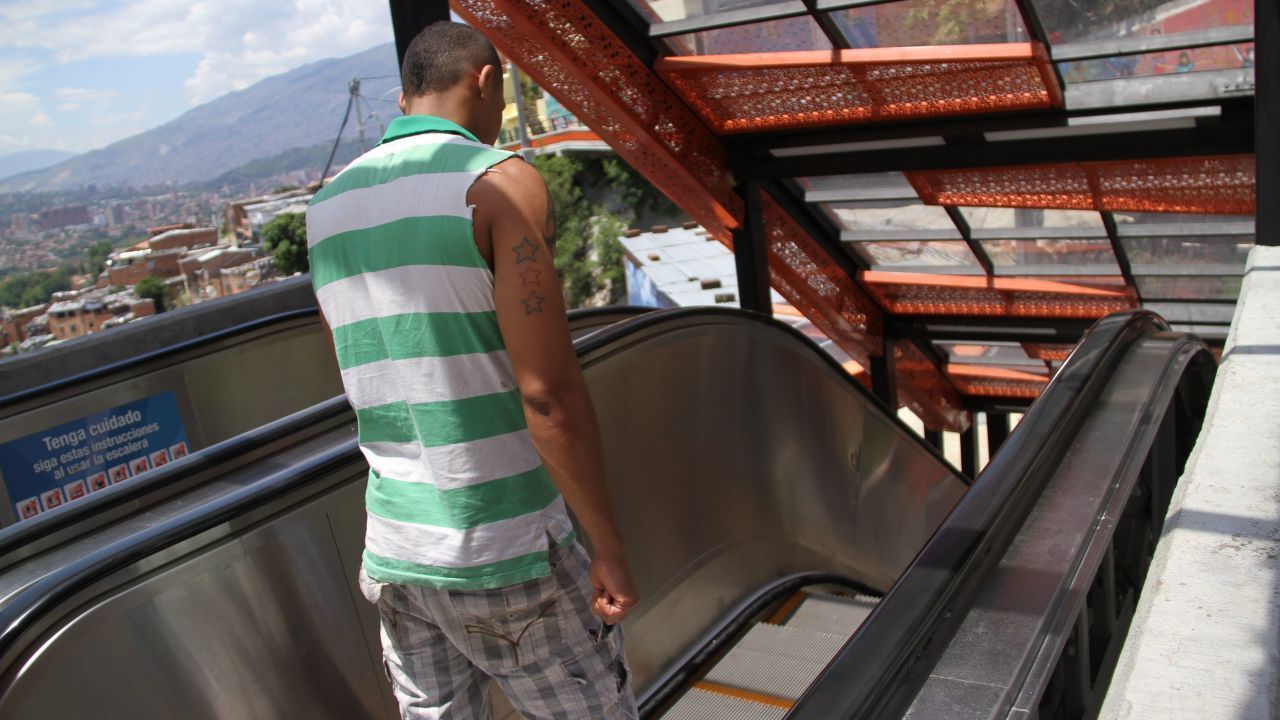 Die längste Freiluft-Rolltreppe der Welt: Erbaut im Jahr 2011, ersparen die 384 Meter rollenden Stufen den Bewohnern im Stadtteil "Comuna 13" das Treppensteigen. Früher mussten sie eine Höhe von 28 Stockwerken erklimmen, um ihre am Hang der Favela liegenden Häuser zu erreichen. Heute dauert die Fahrt sechs Minuten.