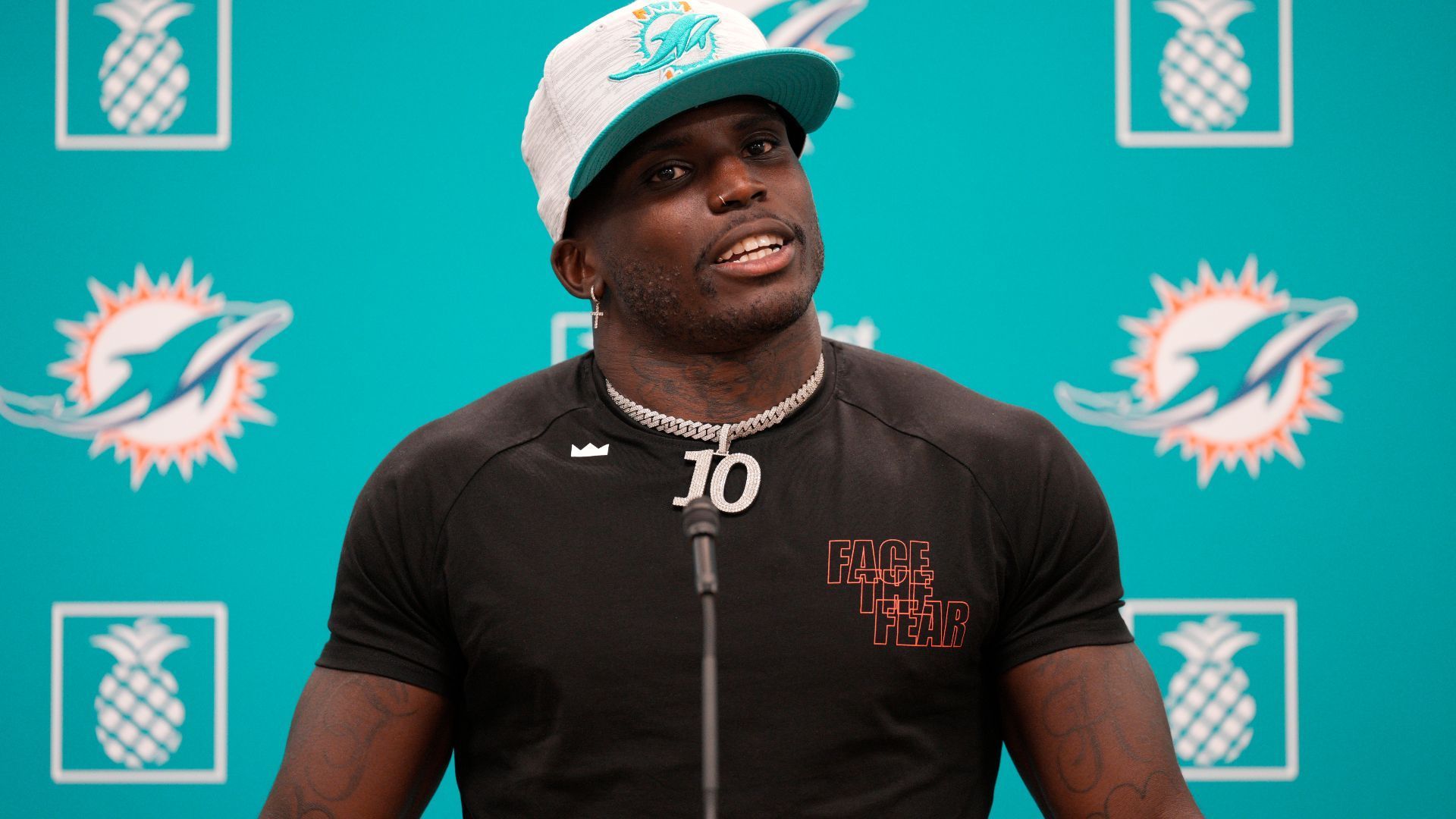 <strong>Platz 2: Tyreek Hill (Miami Dolphins)</strong><br>2022 unterzeichnete der Receiver in Miami einen Vierjahresvertrag - Gesamtvolumen über 120 Millionen US-Dollar. Dieser wurde jetzt aufgestockt. In den verbleibenden drei Saison wird Hill wie vereinbart 90 Millionen Dollar verdienen, davon sind jetzt jedoch 65 Millionen garantiert. Insgesamt kann "Cheetah" sich sogar über garantierte 106,5 Millionen Dollar freuen - ein Novum in der NFL.