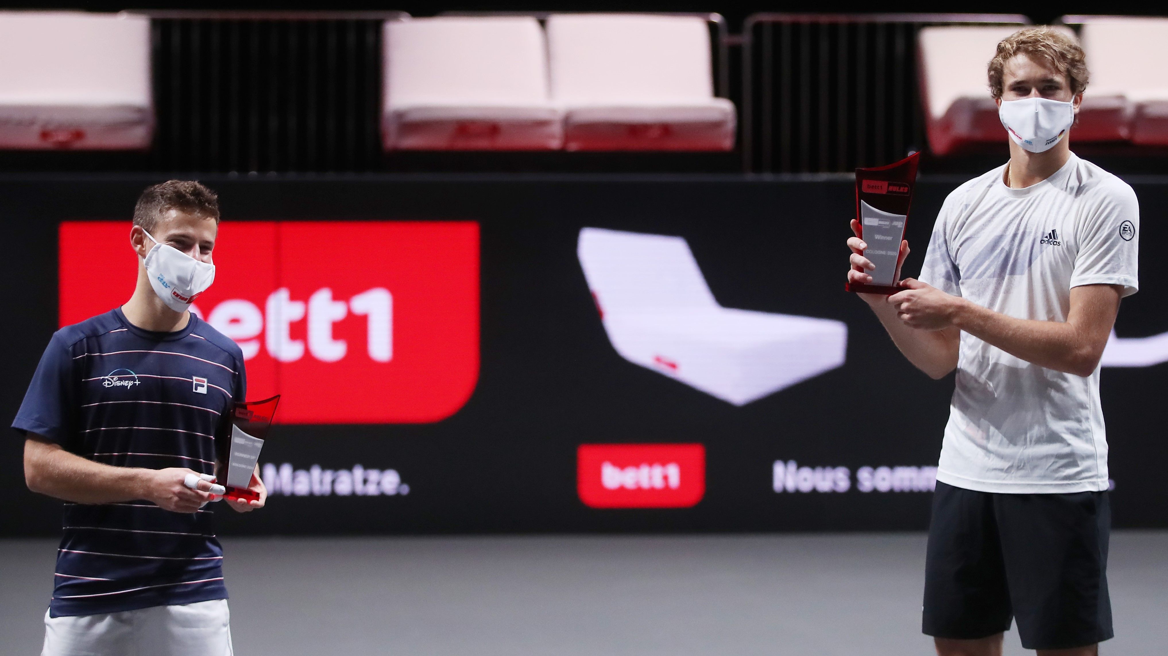
                <strong>ATP Köln: Zverev mit Doppelsieg </strong><br>
                Sportlich gesehen ließ sich Zverev durch die Neuigkeiten jedoch nicht aus der Ruhe bringen. In Köln gewann der Deutsche in zwei Wochen in Folge das Turnier und blieb über acht Spiele in Folge ungeschlagen. Im Endspiel bezwang er den Argentinier Diego Schwartzman und festigte damit seinen siebten Platz in der Tennis-Weltrangliste. Mit dem Doppelschlag tankt der 23-Jährige nun Kraft für den Endspurt in der Tennissaison. Die letzten großen Titel 2020 werden im November beim Hallen-Masters in Paris-Bercy und beim Saisonfinale der besten acht Spieler in London vergeben.
              