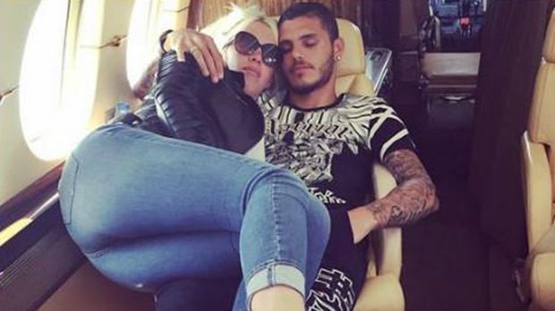 
                <strong>Wanda Nara und Mauro Icardi</strong><br>
                Angeblich hat der Argentinier den Vertrag mit seinem Agenten Abian Moreno nach mehr als zehn Jahren nicht verlängert. Stattdessen lässt er seine Geschäfte lieber im Kreise der Familie verwalten. Seine Ehefrau und Model Wanda Nara soll sich angeblich in Zukunft um die Geschäfte des 22-Jährigen kümmern. Das sagte Abian Moreno in einem Interview mit "Radio Uno".
              