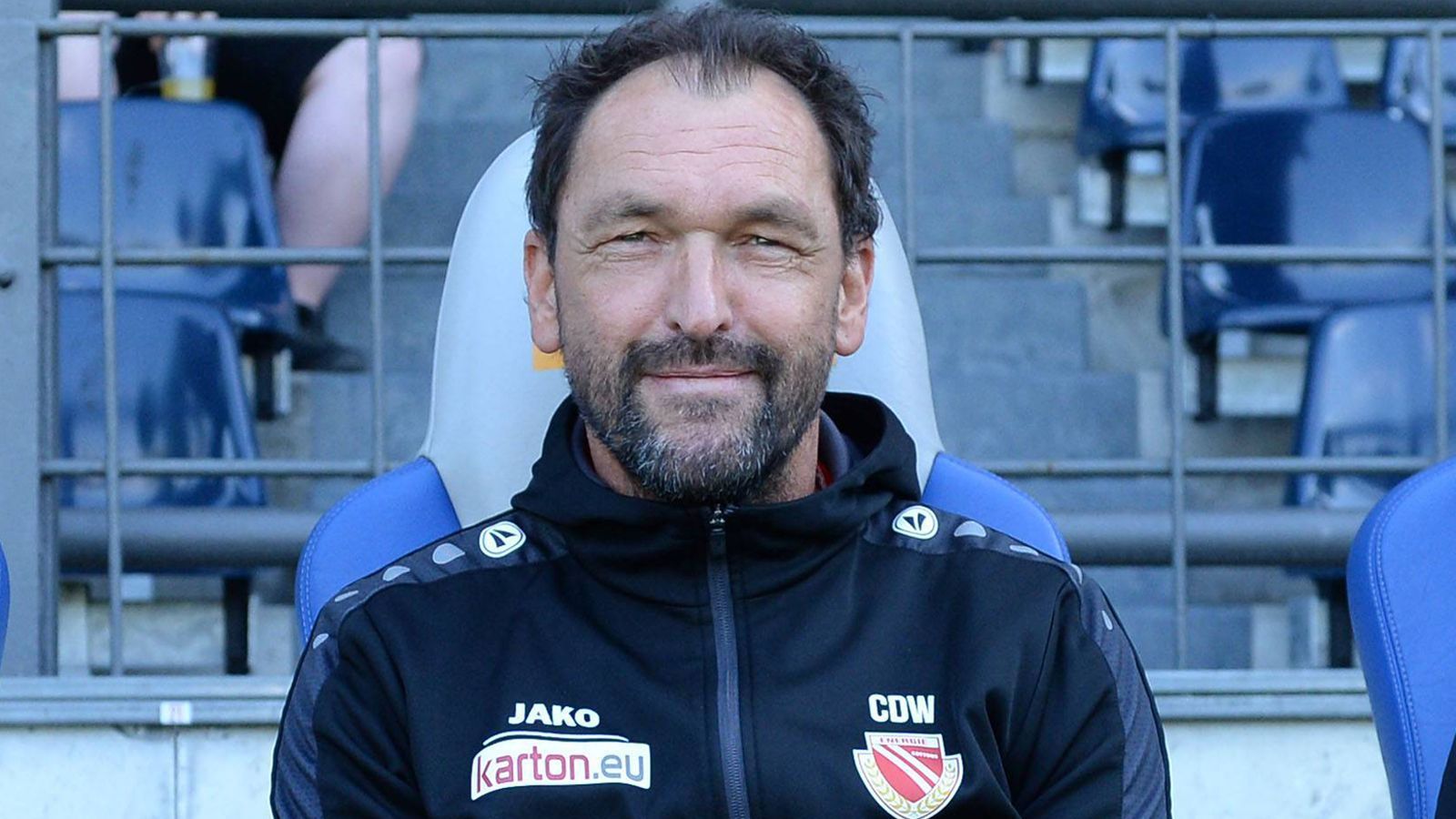 
                <strong>FC Energie Cottbus – Mit Wollitz zurück in die 3. Liga?</strong><br>
                Trainer Claus-Dieter Wollitz (Foto) stellte in der Regionalliga eine neue Mannschaft zusammen, die 2016 / 2017 noch den zweiten Platz in der Regionalliga Nordost belegte, 2017 / 2018 dann Meister wurde. Torgefährlichster Spieler ist Streli Mamba mit 19 Treffern.
              