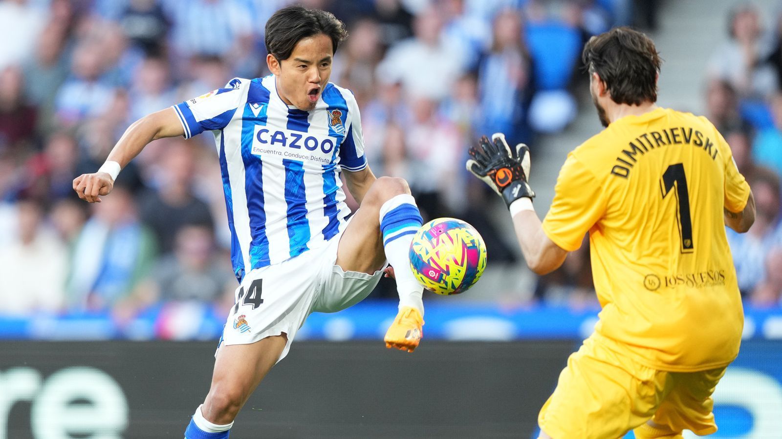 
                <strong>Takefusa Kubo (Real Sociedad San Sebastian)</strong><br>
                Im Sommer 2023 könnte es möglicherweise auch einen Rückkehrer bei Real Madrid geben: Takefusa Kubo. Den Japaner, den Real im Sommer 2022 nach San Sebastian transferierte, könnten die Madrilenen per Klausel zurück in die Hauptstadt holen. "Wir schauen auf ihn, er spielt sehr gut", lobte Real-Coach Carlo Ancelotti Kubo zuletzt auf einer Pressekonferenz, aber über eine Rückkehr werde laut dem Italiener erst in einiger Zeit gesprochen bzw. entschieden werden. Für Real Sociedad trug der 21-jährige in der laufenden Saison in La Liga bereits acht Treffer und fünf Vorlagen bei. Sein Vertrag bei den Basken läuft noch bis 2027. Sollte Real Sociedad den Offensivspieler anderweitig verkaufen, kassieren die Madrilenen 50 Prozent der Ablösesumme. 
              