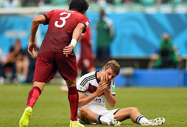 
                <strong>Der Clinch: Thomas Müller vs. Pepe</strong><br>
                Pepe will das aber nicht einsehen und unterstellt dem Dreifach-Torschützen Schauspielerei.
              