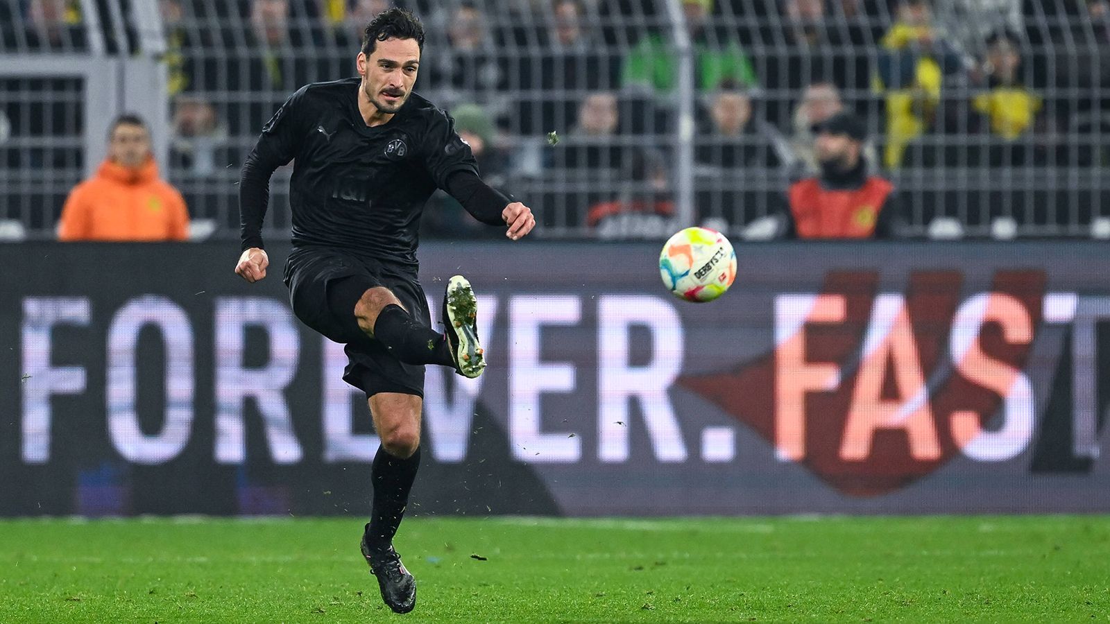 
                <strong>Platz 4: Mats Hummels</strong><br>
                -          405 Bundesliga-Spiele (29 Tore)-          Alter: 34-          Aktueller Verein: Borussia Dortmund-          Position: Innenverteidiger
              