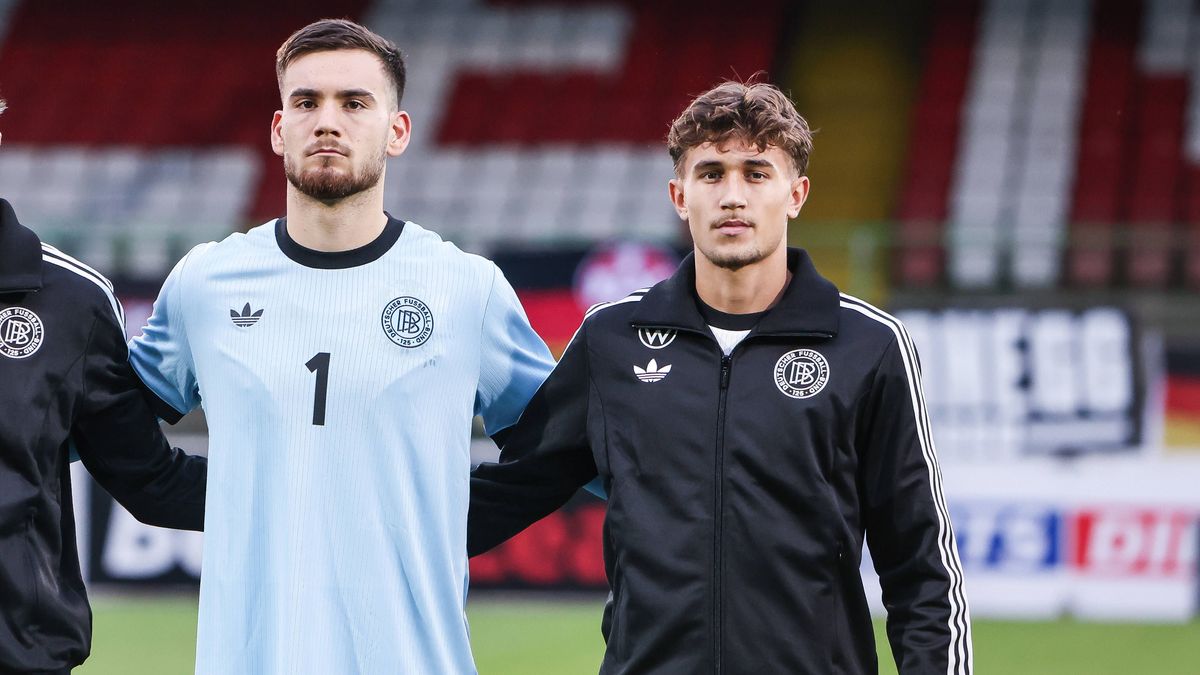 Fussball, U21, U 21 EM Qualifikation Gruppe F - 5.Spieltag Nordirland U21 - Deutschland U21 14.10.2025, The Oval Dennis Seimen (Deutschland, 1) Tom Bischof (Deutschland, 6) Belfast The Oval Nordirl...