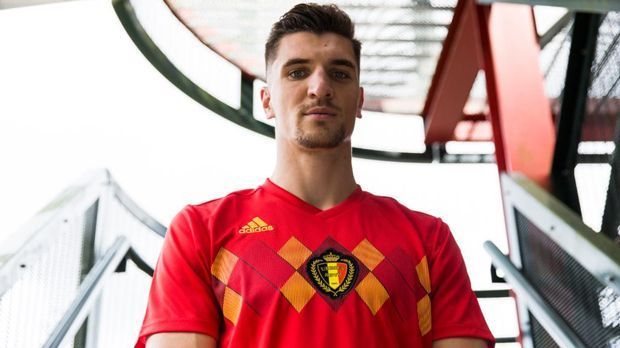 
                <strong>Belgien</strong><br>
                Die Heimtrikots Belgiens wurden von PSG-Star Thomas Meunier präsentiert. Auch bei den Trikots der "Roten Teufel" orientierte sich "Adidas" an einem Vorgänger-Modell. In so ähnlich gestalteter Spielkleidung liefen die Belgier bereits bei der EM 1984 auf. 
              