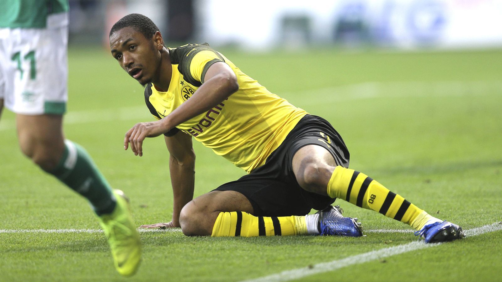
                <strong>Platz 5: Abdou Diallo (kam vom 1. FSV Mainz 05)</strong><br>
                &#x2022; Saison: 2018/2019<br>&#x2022; Ablösesumme: 28 Millionen Euro<br>&#x2022; Spiele/Tore/Assists für den BVB: 38/1/1<br>&#x2022; Aktueller Verein: Paris Saint-Germain<br>
              