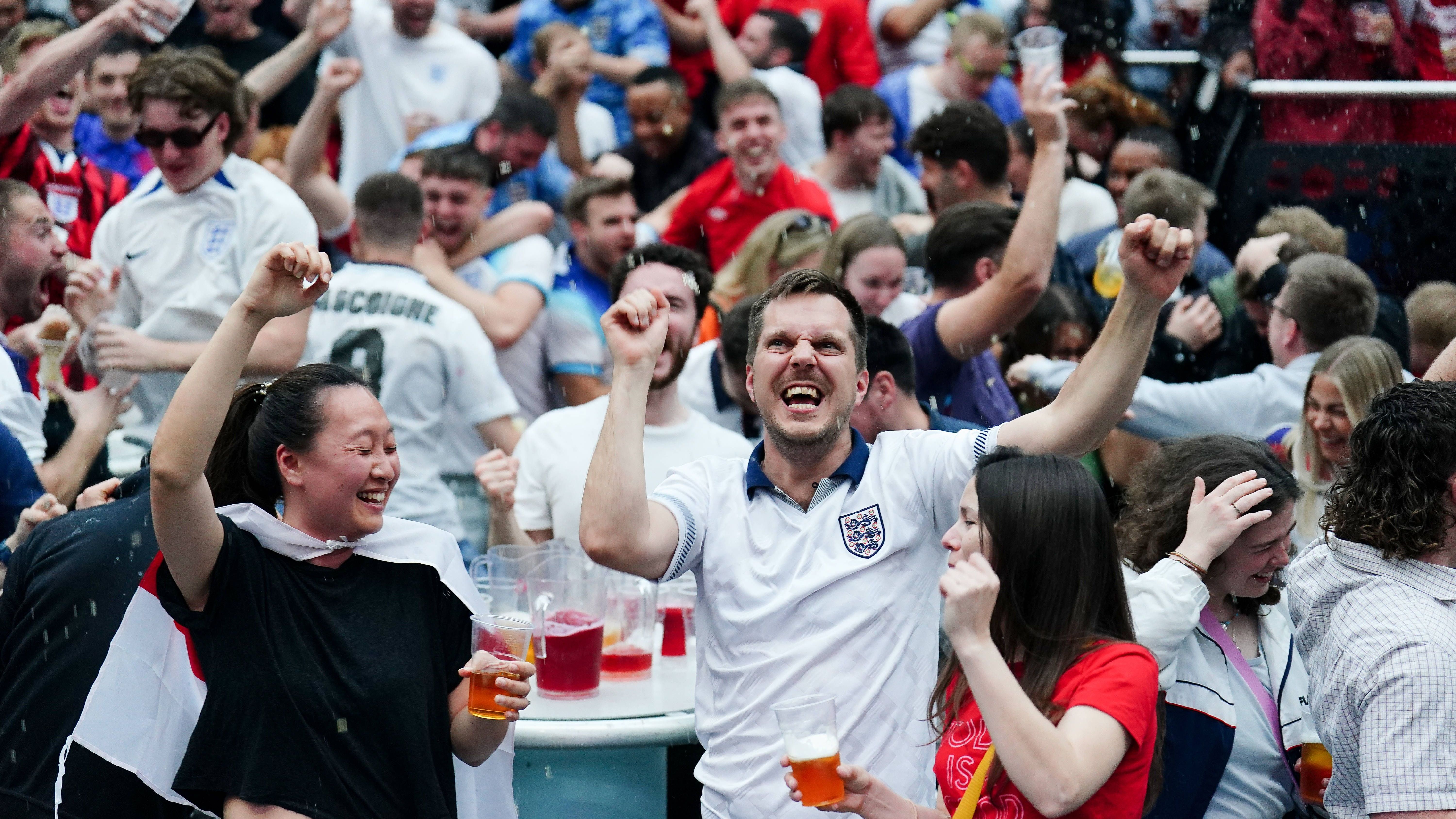 <strong>Polizei rät Fans angeblich zum Kiffen</strong><br>Die Partie zwischen England und Serbien am ersten Sonntag des Turniers galt als Hochrisikospiel, Ausschreitungen zwischen beiden Fanlagern wurden befürchtet. Daher berichtete die englische "Sun", dass die deutsche Polizei den Fans zum Kiffen statt zum Alkoholkonsum riet. Der Grund: Alkohol mache aggressiver.