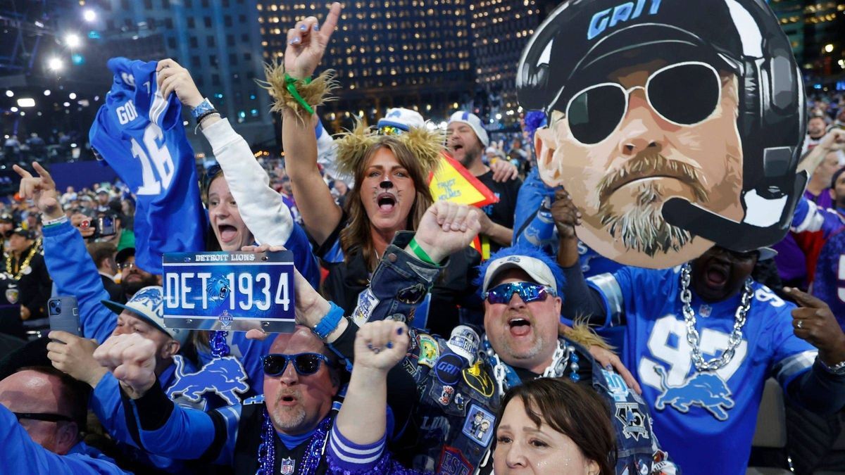 Syndication: USA TODAY Detroit Lions fans celebrate with the pick of Ennis Rakestraw Jr. a cornerback from Missouri as the Detroit Lions second round pick in the 2024 NFL, American Football Herren,...