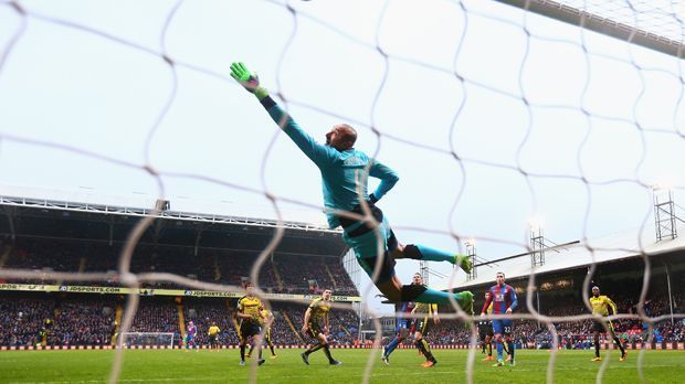 
                <strong>Crystal Palace - Selhurst Park</strong><br>
                Crystal Palace: Im Selhurst Park gibt es die beste Stimmung auf den Rängen innerhalb der Premier League. Leider sind die lautstarken Anfeuerungsrufe in der Miete von über 3.100 Euro nicht inbegriffen. Dafür gibt es drei Stunden auf dem Rasen, medizinische Erstversorgung, Schiedsrichter und einen Spielball.
              