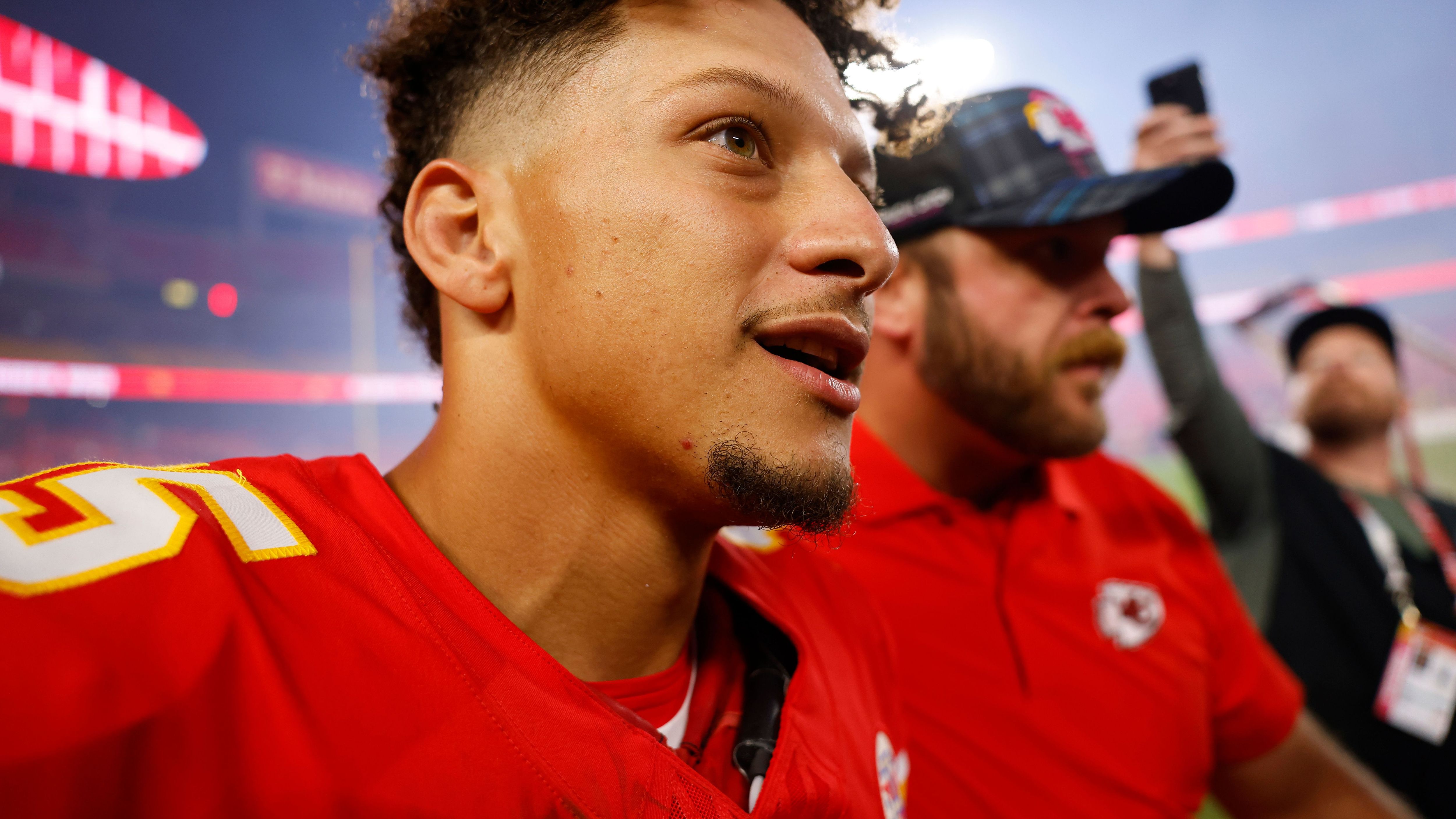 <strong>Platz 4: Patrick Mahomes (Kansas City Chiefs)</strong><br> Durchschnittsgehalt: 45.000.000 US-Dollar<br> Kosten pro Yard Raumgewinn 2024: 34.143 US-Dollar (1.318 Yards)<br> Kosten pro Touchdown: <strong>7.500.000 US-Dollar</strong> (6 TDs)