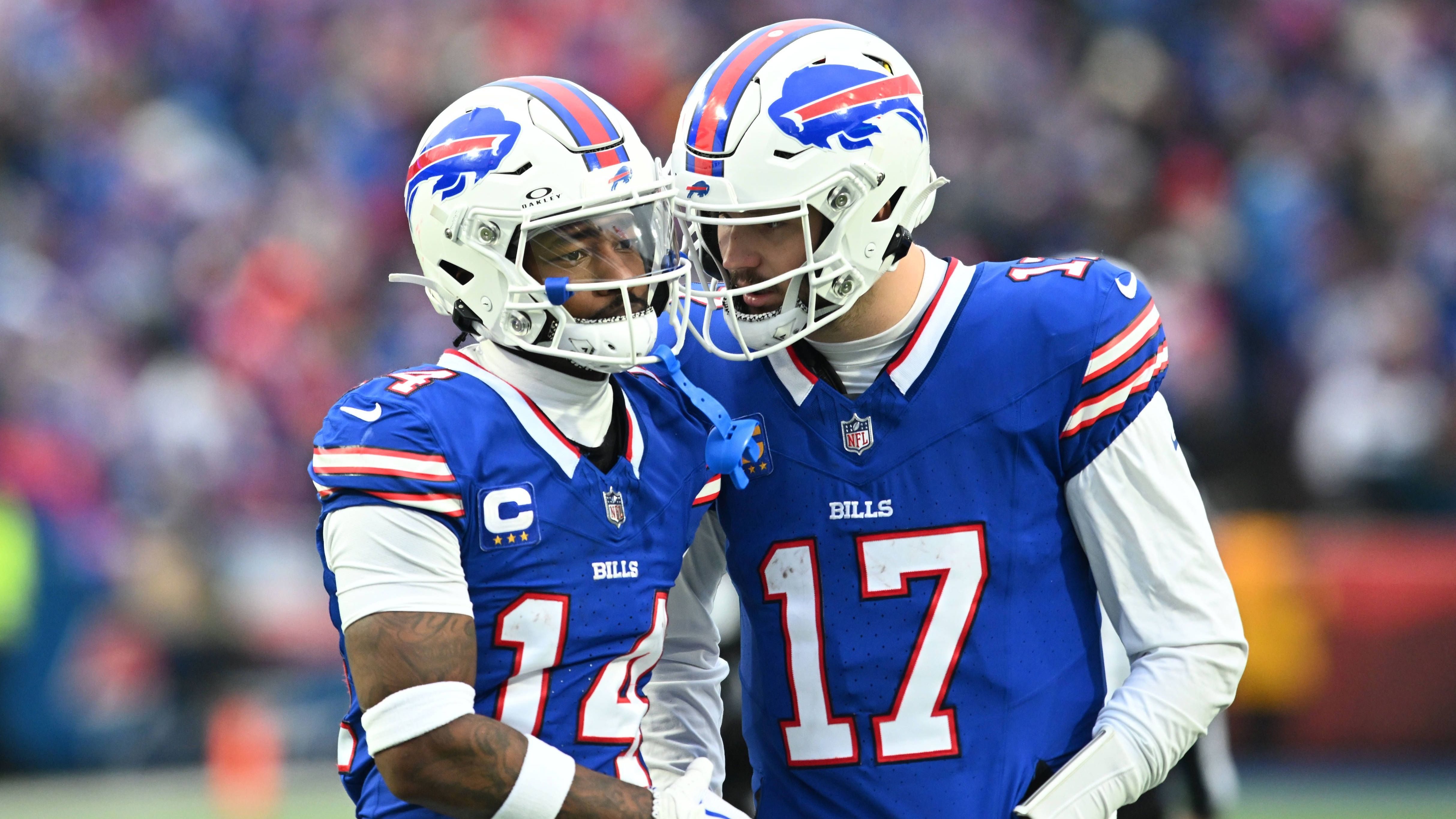 <strong>Josh Allen (Buffalo Bills)</strong><br>...darunter zahlreiche Starter. Zwar holten die Verantwortlichen elf neue Gesichter ins Team, die ganz großen Namen blieben allerdings aus. Mit Stefon Diggs (l.) und Gabe Davis wurden Allen seine beiden besten Anspielstationen genommen. Soll es zu einem Titel reichen, braucht Allen im Draft vor allem eins: neue Passempfänger.