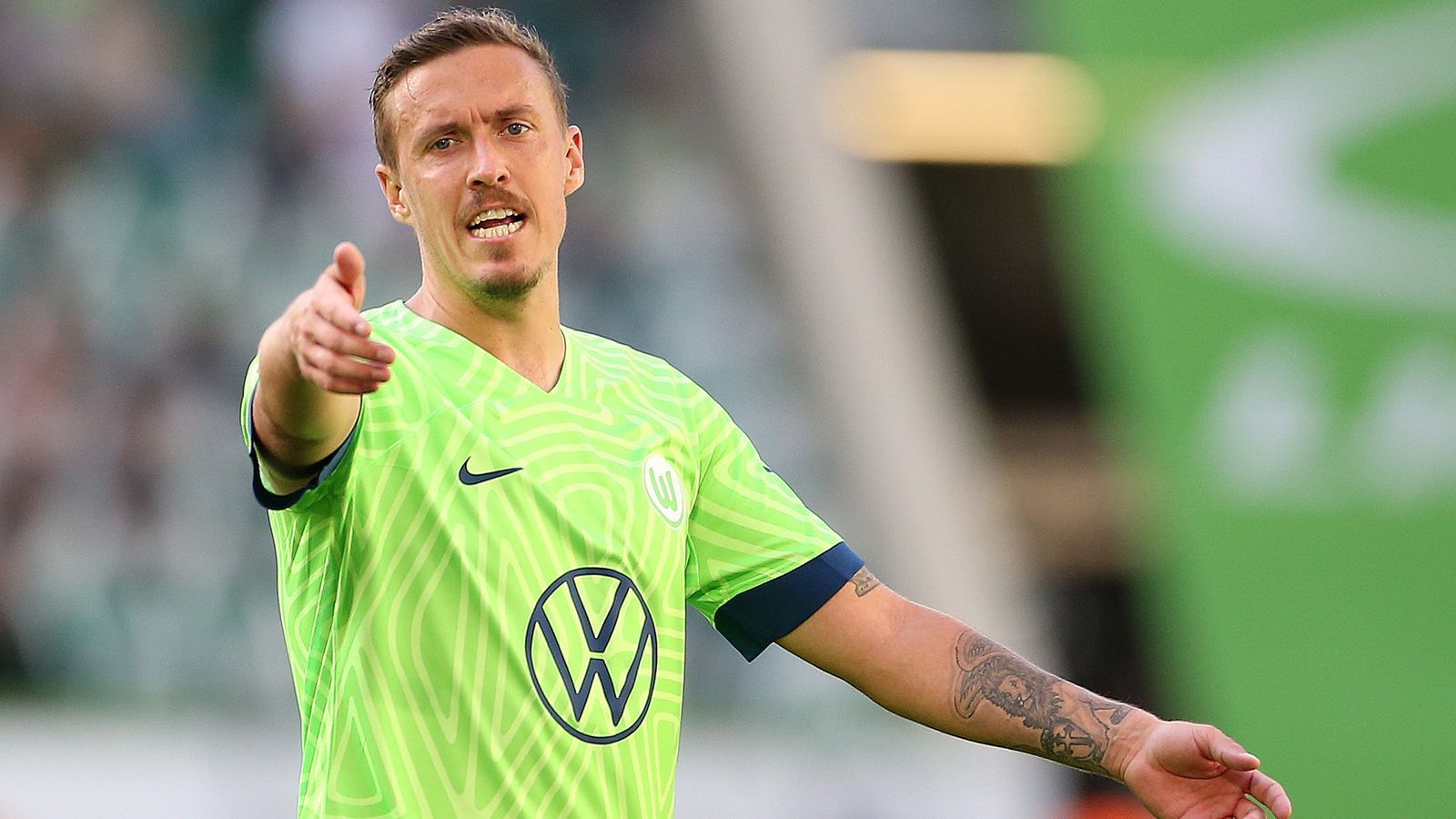 
                <strong>Max Kruse (zuletzt VfL Wolfsburg)</strong><br>
                Stürmerstar Max Kruse wurde bei seinem Ex-Klub VfL Wolfsburg schon nach wenigen Spieltagen der Saison 2022/23 aussortiert. Ende November 2022 kam es dann zur Vertragsauflösung. Obwohl ablösefrei, fand der 35-Jährige, der 14 Mal für die deutsche Nationalmannschaft auflief, im Januar jedoch keinen neuen Klub. "Im Winter hat es nicht geklappt - aus welchen Gründen auch immer. Aber im Sommer gibt's eine ganze Vorbereitung, da kann ich zeigen, dass ich dazu in der Lage bin, mich fit zu bekommen", sagte Kruse bei "Sky" zuletzt zu seinen sportlichen Zukunftsplänen. Ein Wechsel in die MLS gilt als durchaus wahrscheinlich.
              