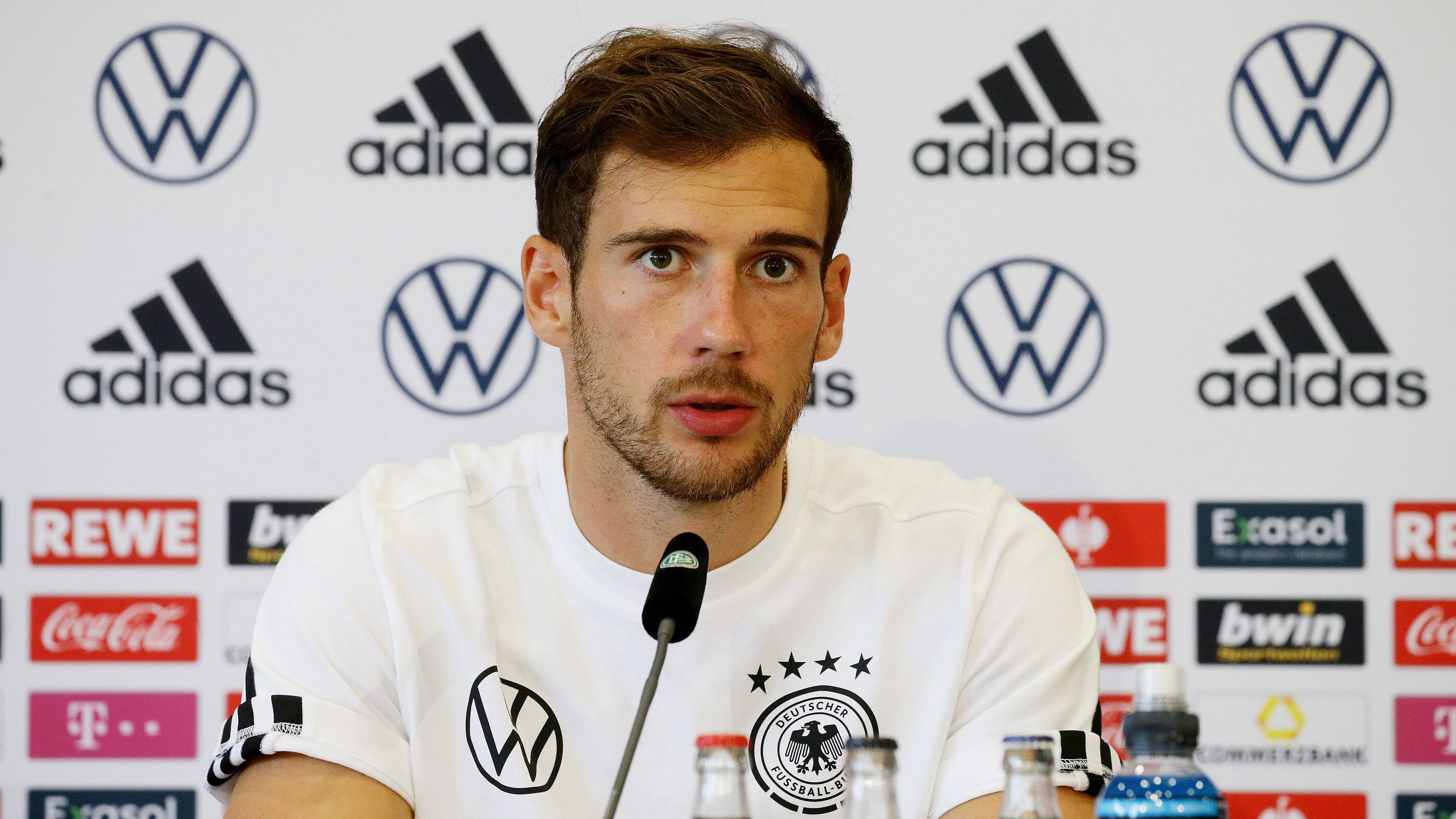 
                <strong>Leon Goretzka (FC Bayern München)</strong><br>
                ''Corona ist wie Fußball. Es reicht ein einziger Kontakt, um alles auf den Kopf zu stellen.''
              