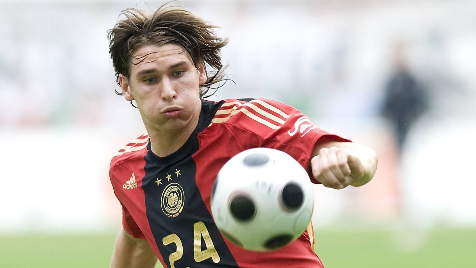 
                <strong>2008 gestrichen: Patrick Helmes (1. FC Köln)</strong><br>
                Wie Marin ist auch Patrick Helmes zum Zeitpunkt der Nominierung Zweitliga-Spieler. Er steuert 17 Treffer zum Kölner Aufstieg bei und gibt seinen Wechsel nach Leverkusen bekannt. Er ist bereits Nationalspieler, kann dann aber nicht mehr auf den EM-Zug aufspringen. Überhaupt spielt Helmes kein großes Turnier. Nach der Ausmusterung kommt er noch zu weiteren Einsätzen. Sein 13. und letztes Länderspiel bestreitet Helmes im Jahr 2010 gegen Dänemark.
              