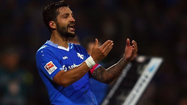 
                <strong>Aytac Sulu (Darmstadt 98)</strong><br>
                Verteidiger: Aytac Sulu (Darmstadt 98). Mit der Überraschungs-Mannschaft Darmstadt 98 mauert sich Aytac Sulu in die Top-Elf der Hinrunde. Der SVD-Kapitän ist Woche für Woche der Turm in der Abwehrschlacht des Darmstadt-Spiels. In Zweikämpfen ist der 30-Jährige kaum zu bezwingen und strahlt bei Standards Torgefahr aus - schon vier Treffer gelingen dem Türken in der Hinrunde. 
              