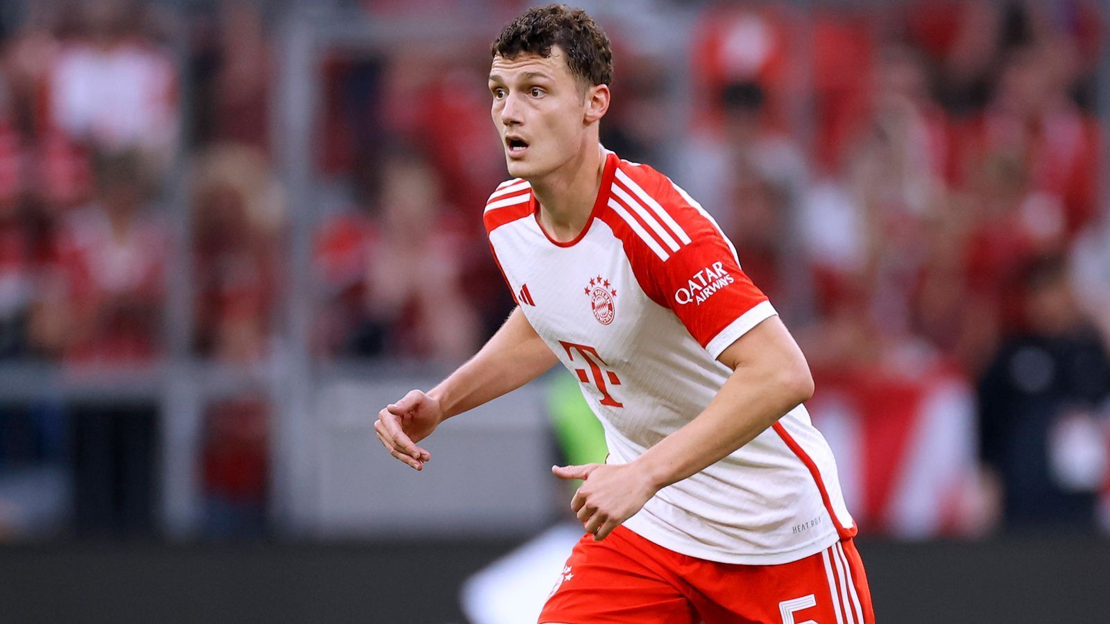 
                <strong>Benjamin Pavard</strong><br>
                Bleibt neben Kimmich als einziger Bayern-Feldspieler in Halbzeit 1 ohne eigenen Treffer. Wirkt in manchen Szenen ein wenig platt – was beim intensiven Programm in den vergangenen Tagen aber vollkommen okay ist.
              