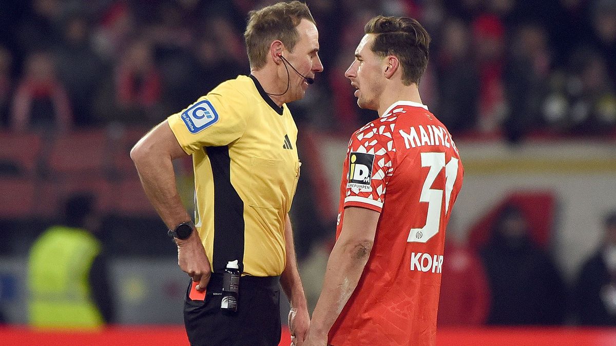 21.11.2025, xhbx, Fussball 1.Bundesliga, FSV Mainz 05 - TSG Hoffenheim v.l. Sascha Stegemann (DFB Schiedsrichter), rote Karte für Dominik Kohr (FSV Mainz 05) (DFL DFB REGULATIONS PROHIBIT ANY USE O...