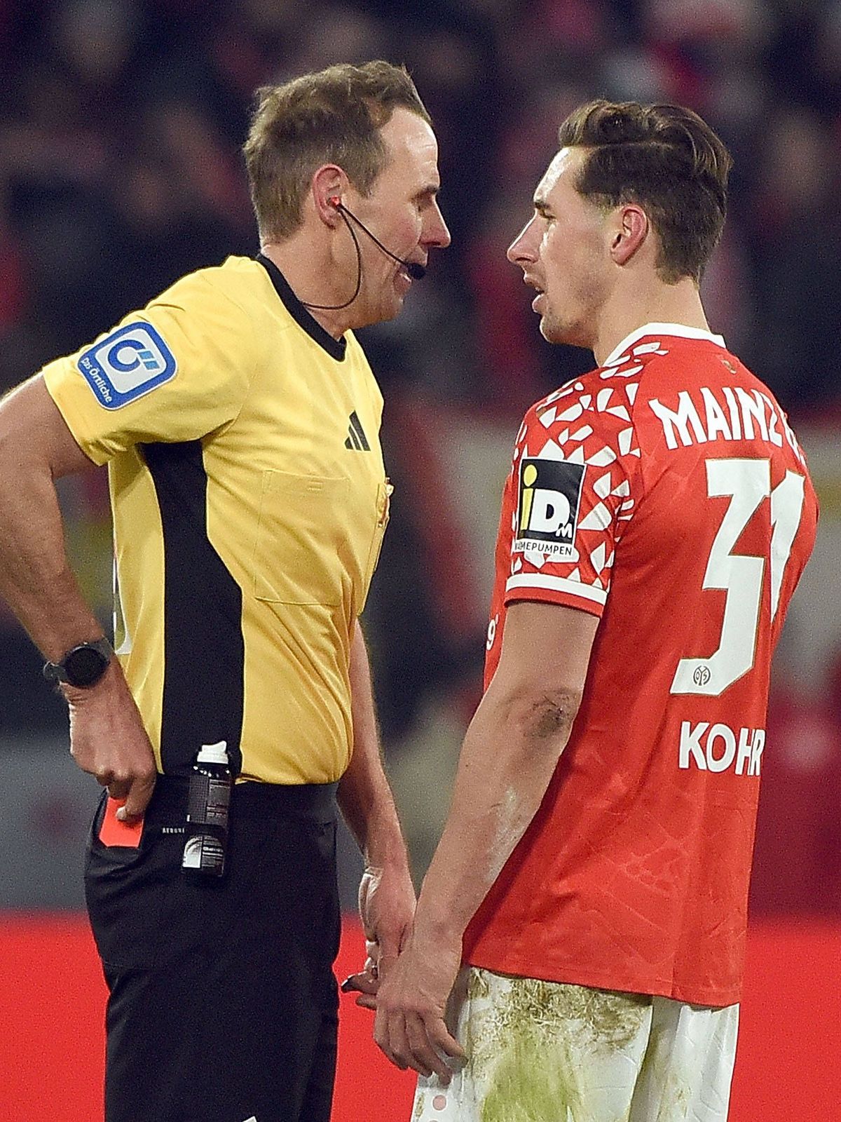 21.11.2025, xhbx, Fussball 1.Bundesliga, FSV Mainz 05 - TSG Hoffenheim v.l. Sascha Stegemann (DFB Schiedsrichter), rote Karte für Dominik Kohr (FSV Mainz 05) (DFL DFB REGULATIONS PROHIBIT ANY USE O...