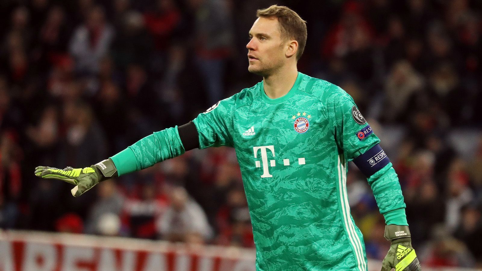 
                <strong>Manuel Neuer</strong><br>
                Anders als in Frankfurt heute nicht unter Dauerbeschuss. Nicht einmal unter Gelegenheitsbeschuss. Neuer vertreibt sich die Zeit gegen harmlose Griechen mit Ausflügen an die Mittellinie und Hampelmännern, um sich warm zu halten. Auch wenn das nicht in die Bewertung eingeht: Die Hampelmänner sehen gut aus. ran-Note: 3
              