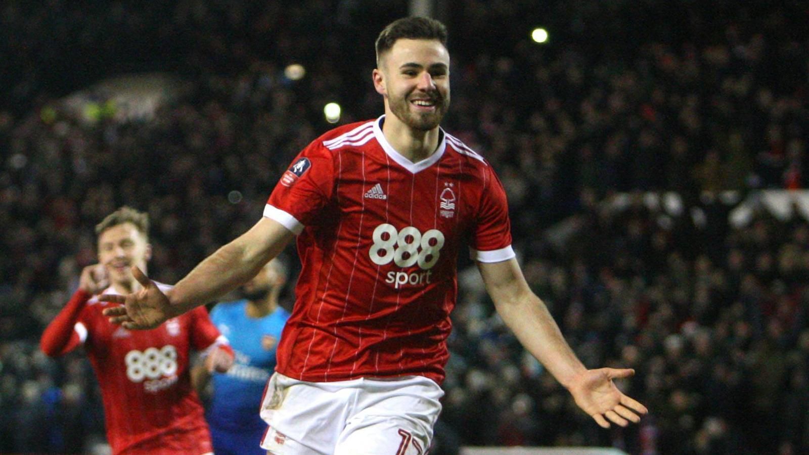 
                <strong>Ben Brereton (England)</strong><br>
                Seit 2017 spielt Ben Brereton für die Profis des englischen Zweitligisten Nottingham Forest, für die er in der vergangenen Saison fünf Treffer sowie drei Torvorlagen erzielte. Der Mittelstürmer war bereits beim letztjährigen Titelgewinn der U19 im Aufgebot der Three Lions. 
              