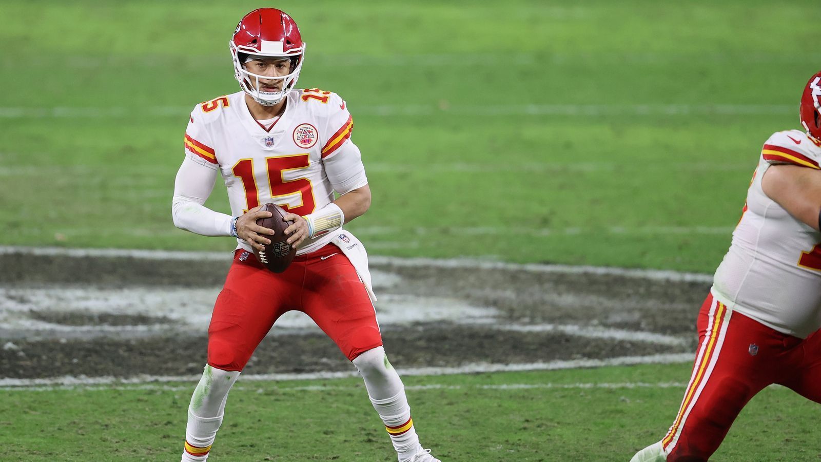 
                <strong>Quarterback</strong><br>
                AFC: Patrick Mahomes (Kansas City Chiefs, im Bild) - 342.353 - NFC: Russell Wilson (Seattle Seahawks) - 335.156
              