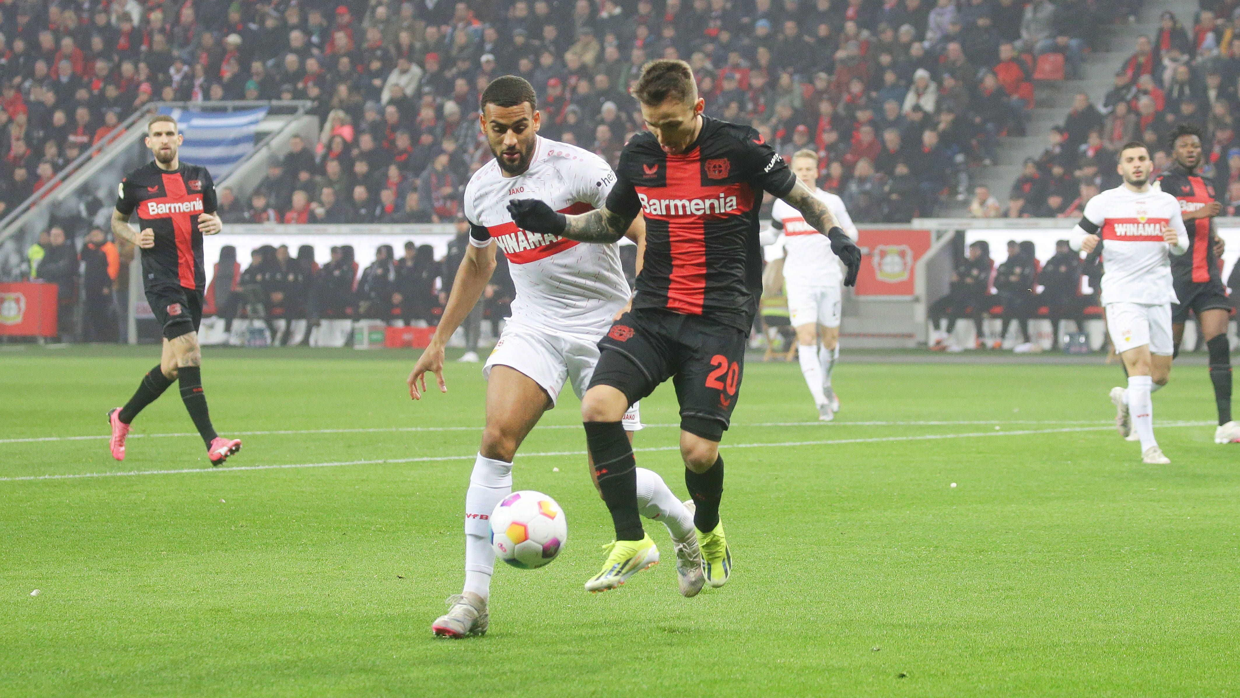 <strong>Alejandro Grimaldo</strong><br>Für den Spanier gilt Ähnliches wie für Gegenüber Frimpong. Auf der Außenbahn verteidigt Stuttgart stark, daher rutscht er immer wieder ins Mittelfeldzentrum. Versucht es nach einer halben Stunde aus der Distanz, die Kugel geht aber deutlich drüber. Per Freistoß mit der besten Bayer-Chance vor der Pause, Nübel pariert aber stark (42.).<strong><em> ran</em>-Note: 3</strong>