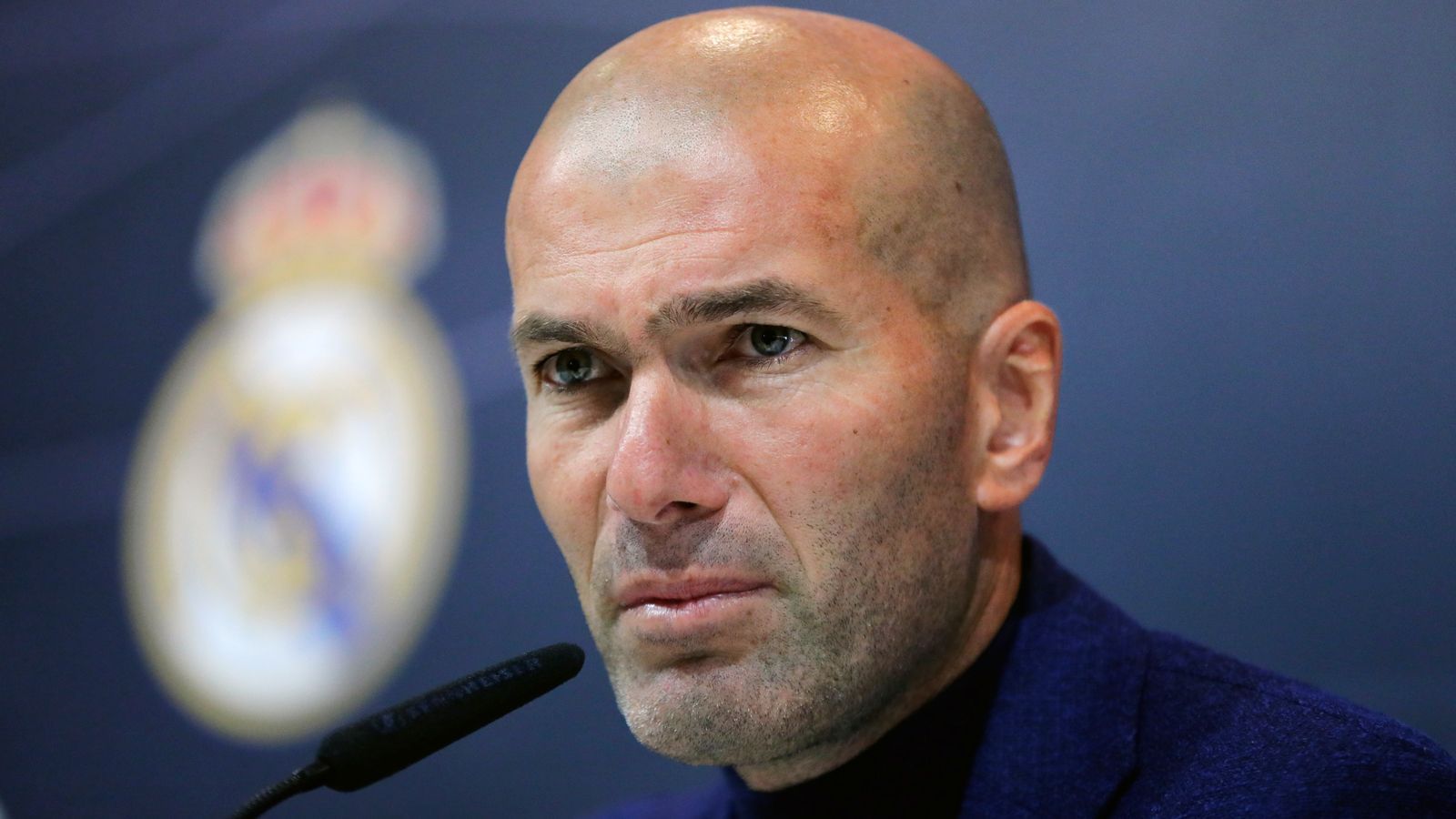
                <strong>Zinedine Zidane</strong><br>
                Als vermeintlich logischer Mourinho-Nachfolger gilt schon seit mehreren Monaten Zinedine Zidane. Der Franzose zog sich im Sommer 2018 nach drei Champions-League-Siegen mit Real Madrid bei den Spaniern zurück und wartet seitdem auf eine neue Herausforderung. Der 46-Jährige, früher selbst ein Weltklassespieler, zeigte in Madrid, dass er sich auch als noch unerfahrener Coach unter all den Weltstars behaupten und mit ihnen erfolgreich sein konnte. Noch im Oktober bekräftigte Zidane-Berater Alain Migliaccio bei "Journal du Dimanche" mit Bezug auf schon damals aufgekommene United-Gerüchte, dass "Zizou" sich bewusst eine einjährige Auszeit nehme und diese Entscheidung nicht zurücknehmen werde. Sollte der Franzose dies durchziehen, wäre er erst im Sommer 2019 ein Thema.
              