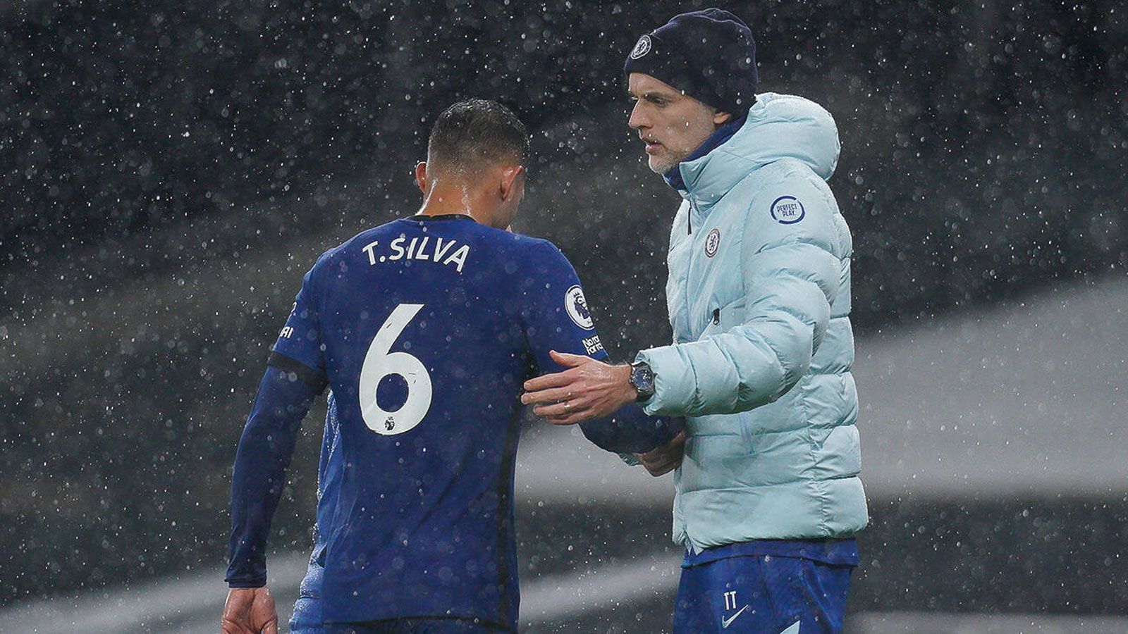 
                <strong>FC Chelsea vs. Paris St. Germain</strong><br>
                Im Dezember setzte Paris St. Germain Thomas Tuchel vor die Tür, kurze Zeit später heuerte der 47-Jährige beim FC Chelsea an. Seitdem läuft es so richtig bei den "Blues", von 13 Partien unter Tuchels Regie ging keine einzige verloren. In einem Viertelfinale gegen den französischen Hauptstadtklub könnte sich der Chelsea-Coach gemeinsam mit Innenverteidiger Thiago Silva, der bereits im vergangenen Sommer vom Hof gejagt wurde, für seinen Rausschmiss revanchieren - und PSG müsste mindestens noch ein weiteres Jahr auf den lang ersehnten Titel in der Königsklasse warten.
              