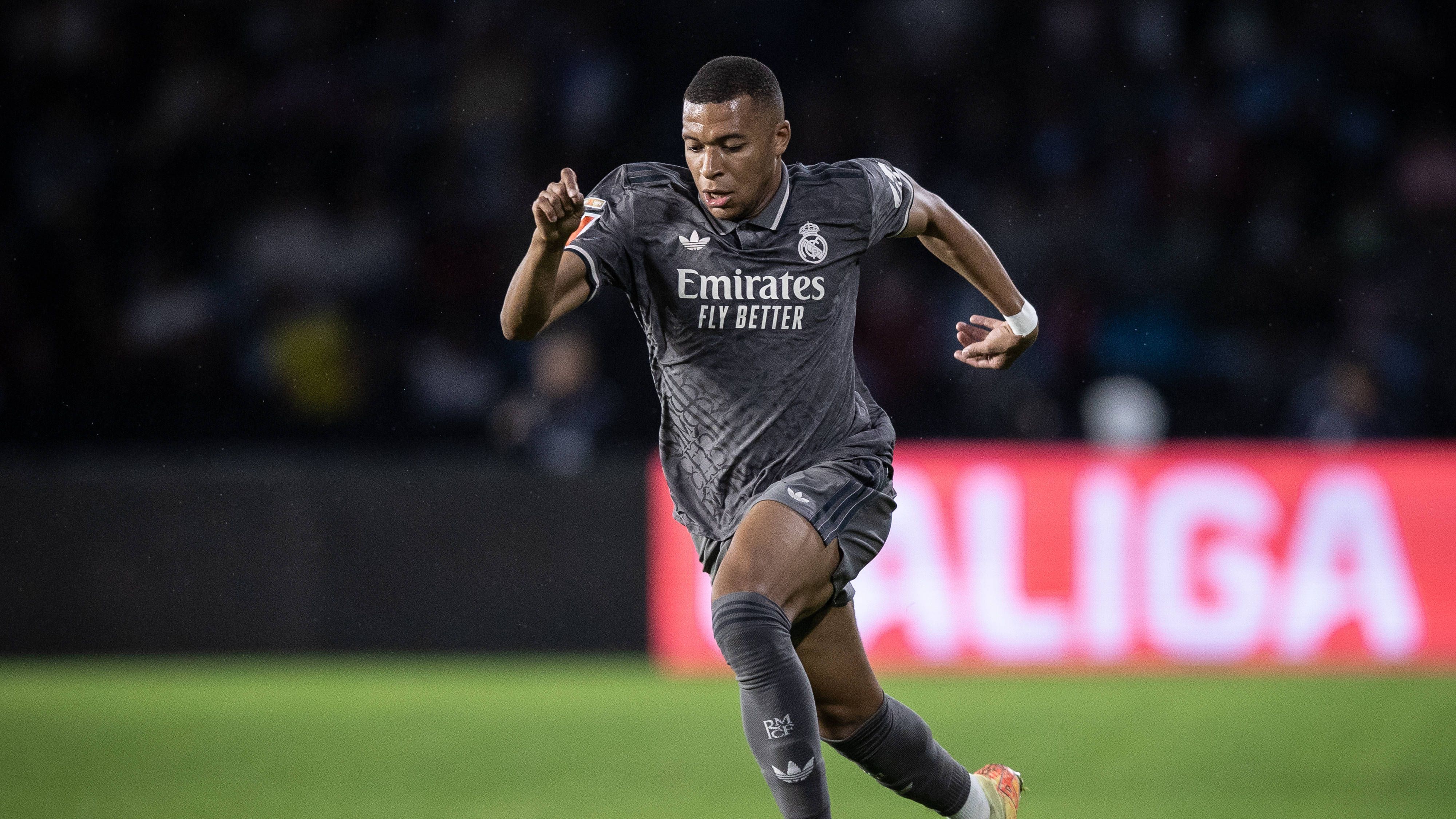 <strong>Kylian Mbappe (Real Madrid)</strong><br>Bereut Real Madrid den Transfer von Kylian Mbappe? Genau das behauptet der spanische Journalist Romain Molina, der für renommierte Medien wie "The Guardian", &nbsp;"BBC" oder "The New York Times" arbeitet. Im Youtube-Format "Colininterview" sagte er: "Sie bereuen es, ihn geholt zu haben. Das kann ich garantieren, ich weiß es aus Gesprächen abseits der Mikrofone."